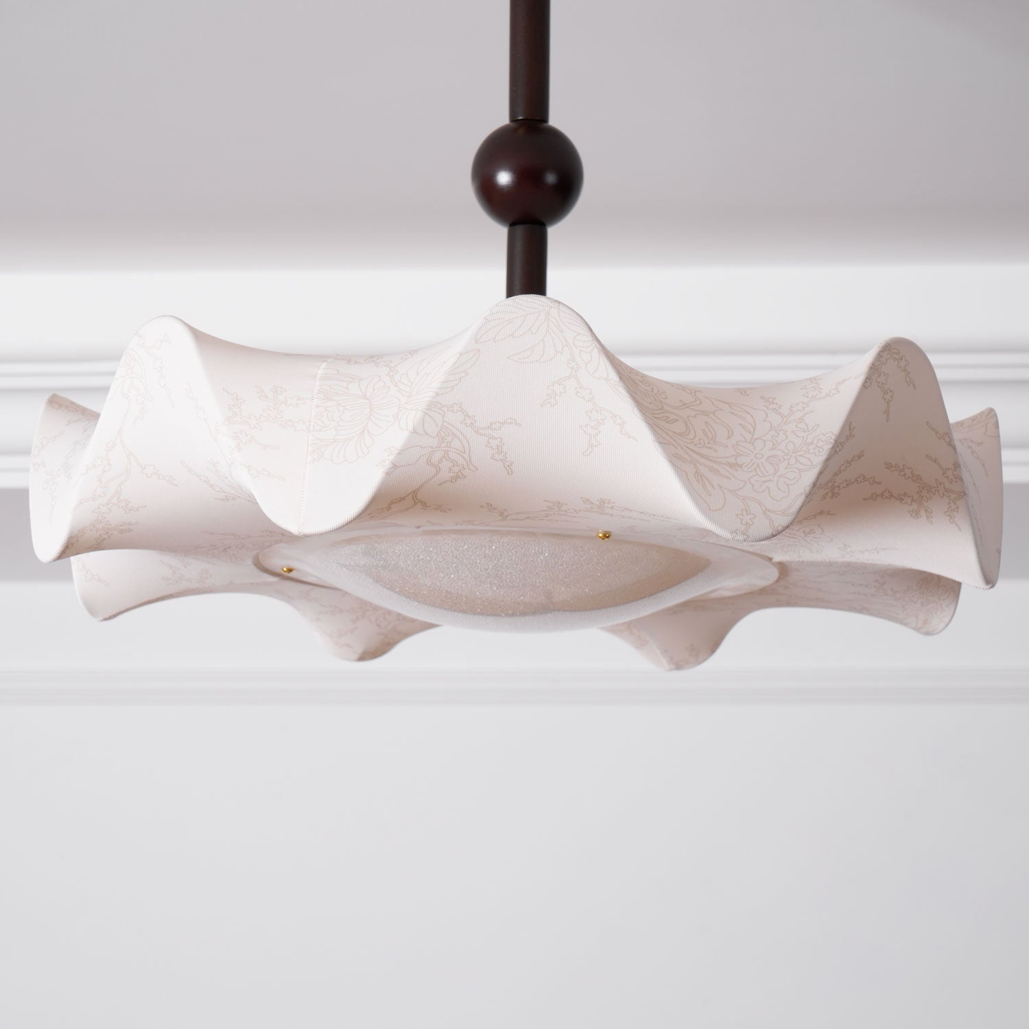 Plafondlamp met Bloemblaadjesontwerp – Walnoot & Goud – Geïntegreerde LED – Ø50cm × H44cm | Sansoti
