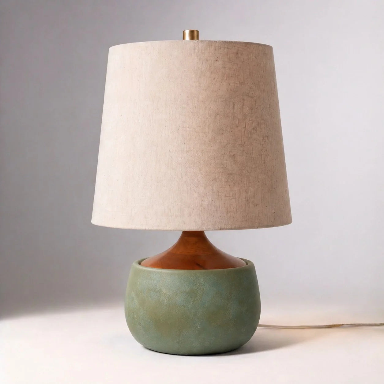 Tafellamp met Houten Voet, Linnen Kap en Cementlook Cilinder – Modern Design | Sansoti