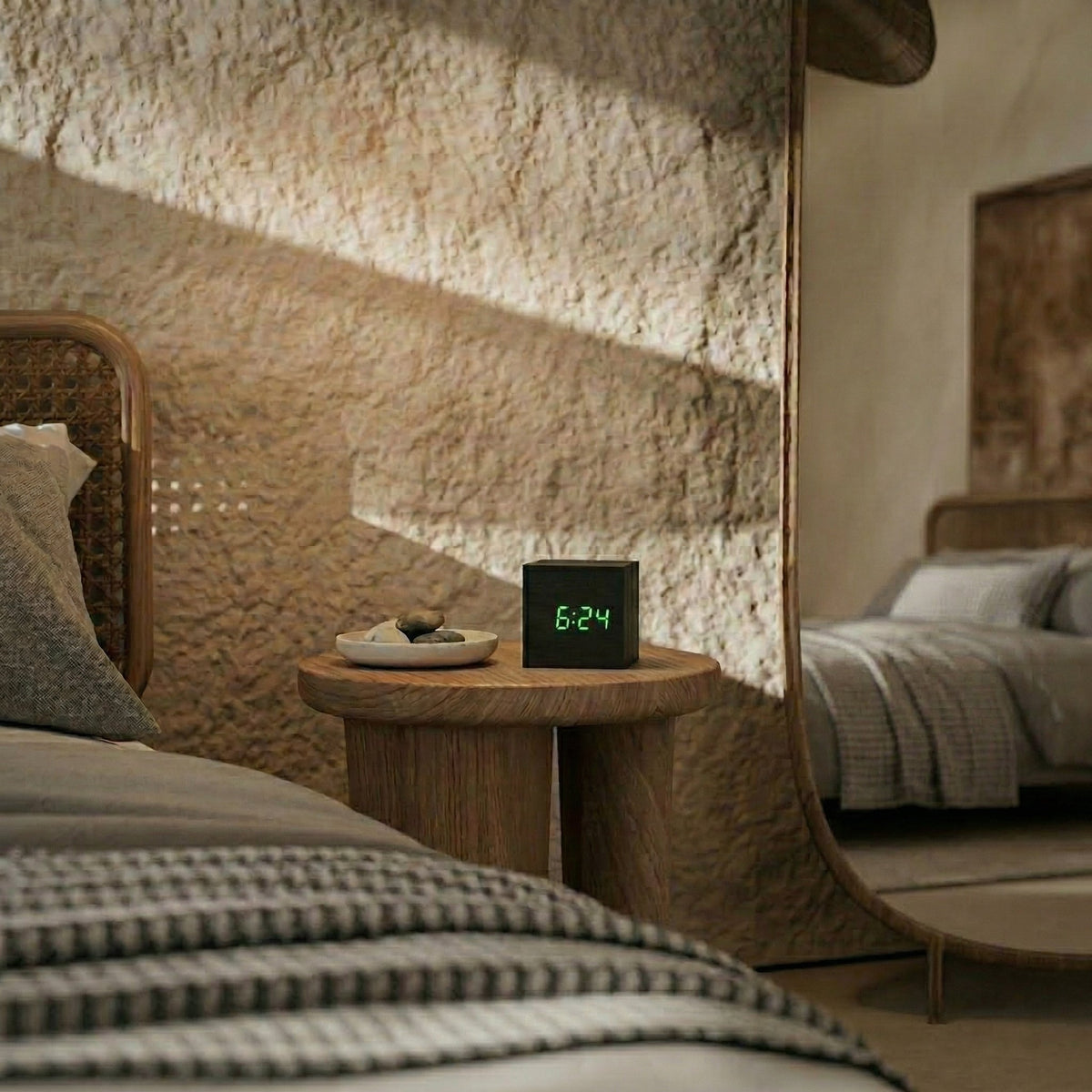 Kompakter LED-Wecker mit Temperaturanzeige und Dimmfunktion, Holzoptik, digitales Display für Schlafzimmer und Nachttisch | Sansoti