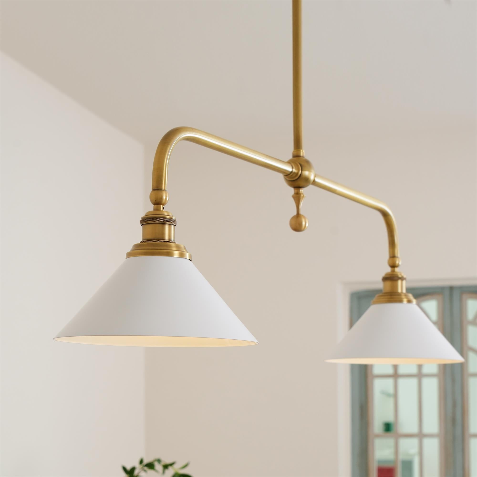 Luxe Design Hanglamp Met Witte Glazen Kappen Voor Eettafel En Keukeneiland In Messing Afwerking | Sansoti