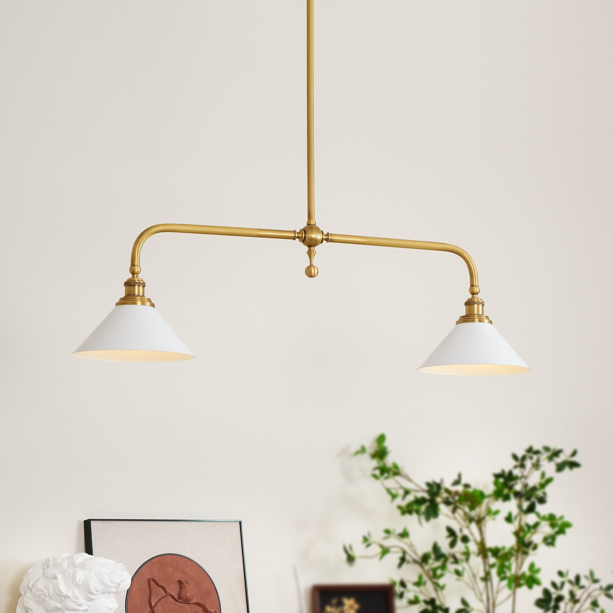 Luxe Design Hanglamp Met Witte Glazen Kappen Voor Eettafel En Keukeneiland In Messing Afwerking | Sansoti