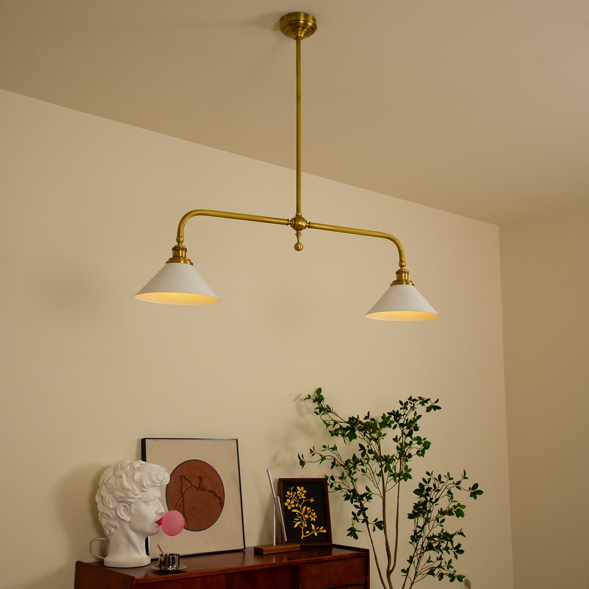 Luxe Design Hanglamp Met Witte Glazen Kappen Voor Eettafel En Keukeneiland In Messing Afwerking | Sansoti