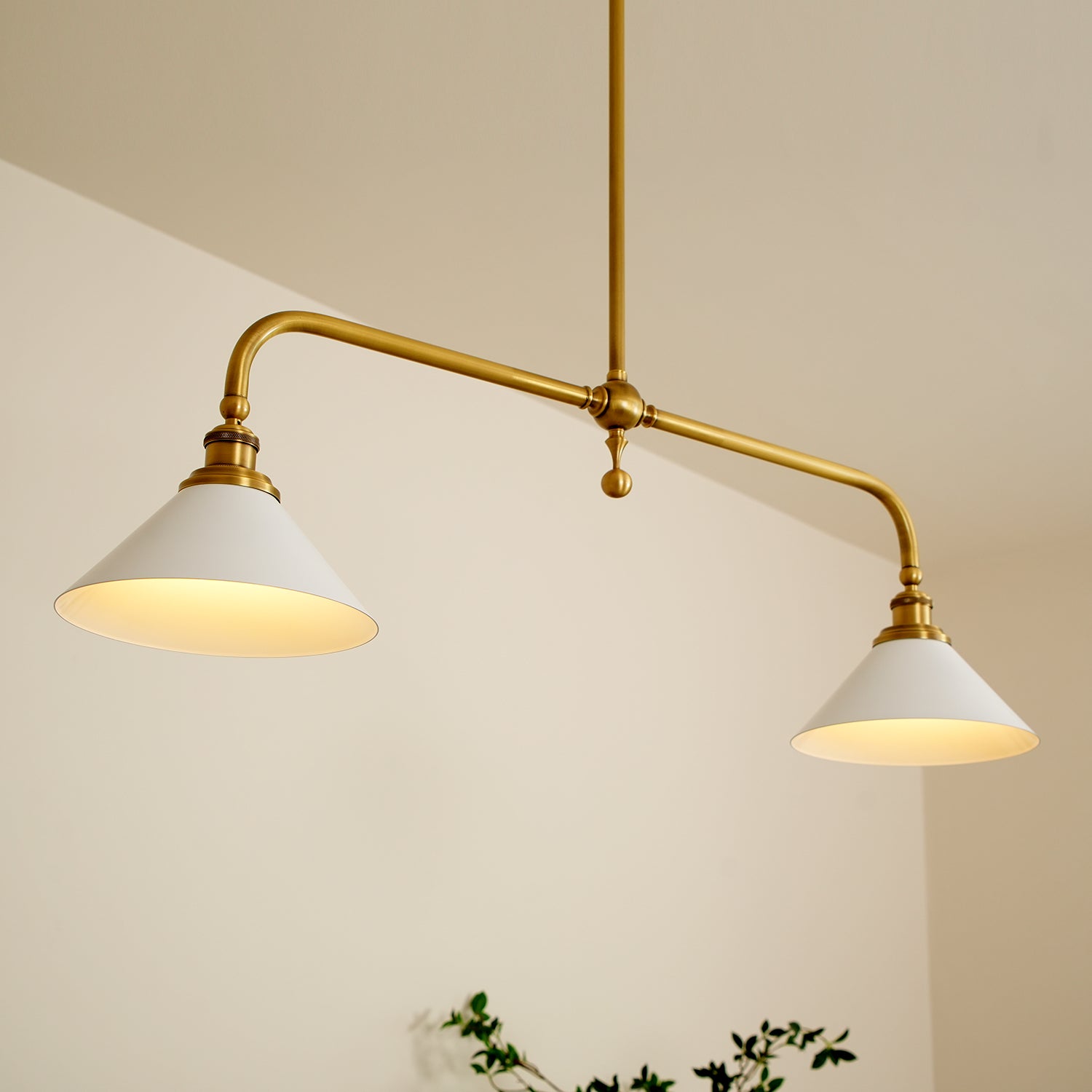 Luxe Design Hanglamp Met Witte Glazen Kappen Voor Eettafel En Keukeneiland In Messing Afwerking | Sansoti