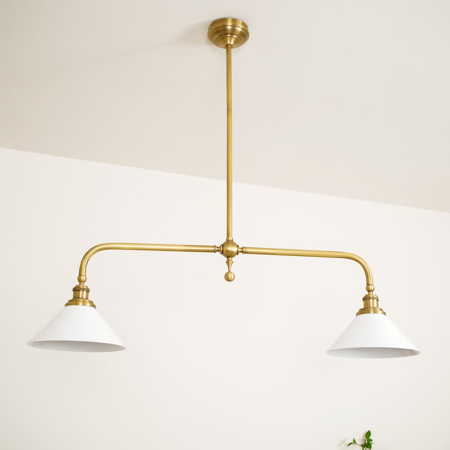 Luxe Design Hanglamp Met Witte Glazen Kappen Voor Eettafel En Keukeneiland In Messing Afwerking | Sansoti