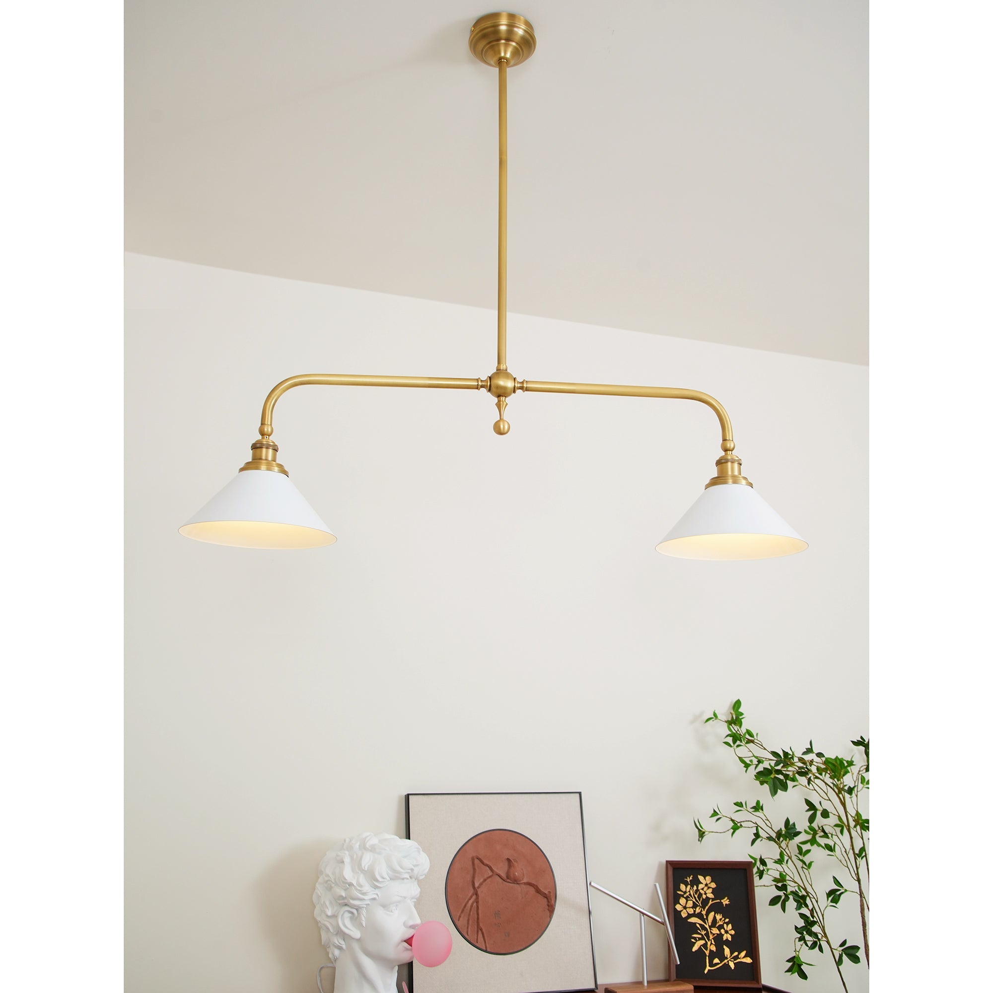 Luxe Design Hanglamp Met Witte Glazen Kappen Voor Eettafel En Keukeneiland In Messing Afwerking | Sansoti