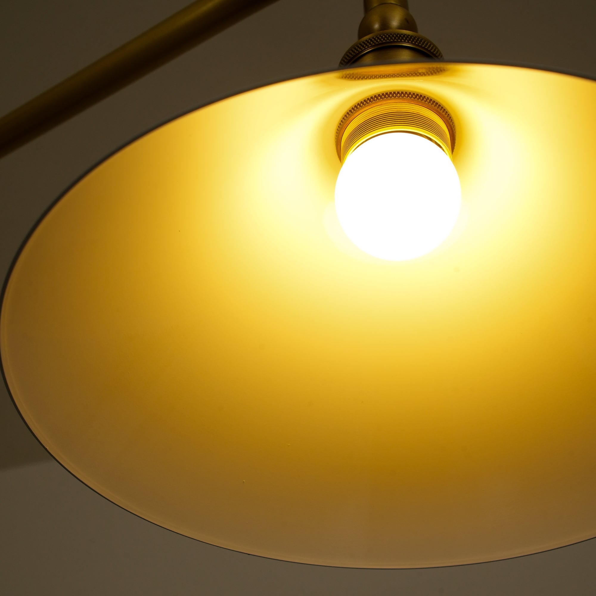 Luxe Design Hanglamp Met Witte Glazen Kappen Voor Eettafel En Keukeneiland In Messing Afwerking | Sansoti