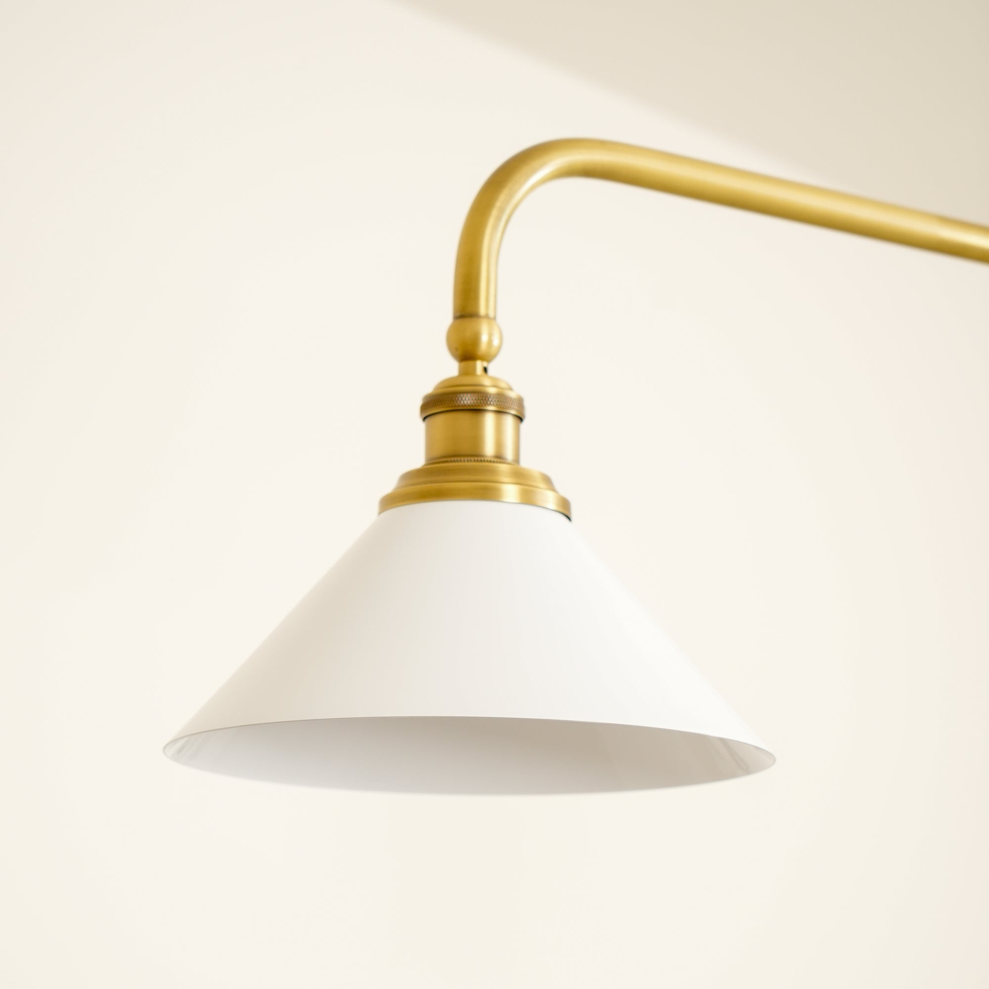 Luxe Design Hanglamp Met Witte Glazen Kappen Voor Eettafel En Keukeneiland In Messing Afwerking | Sansoti