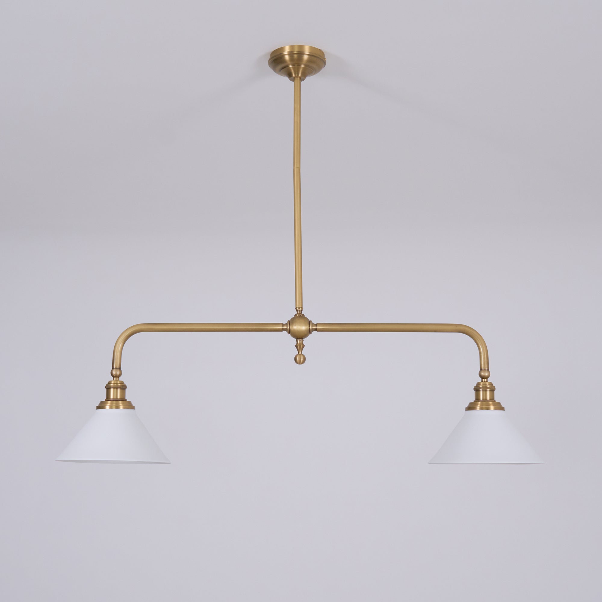 Luxe Design Hanglamp Met Witte Glazen Kappen Voor Eettafel En Keukeneiland In Messing Afwerking | Sansoti