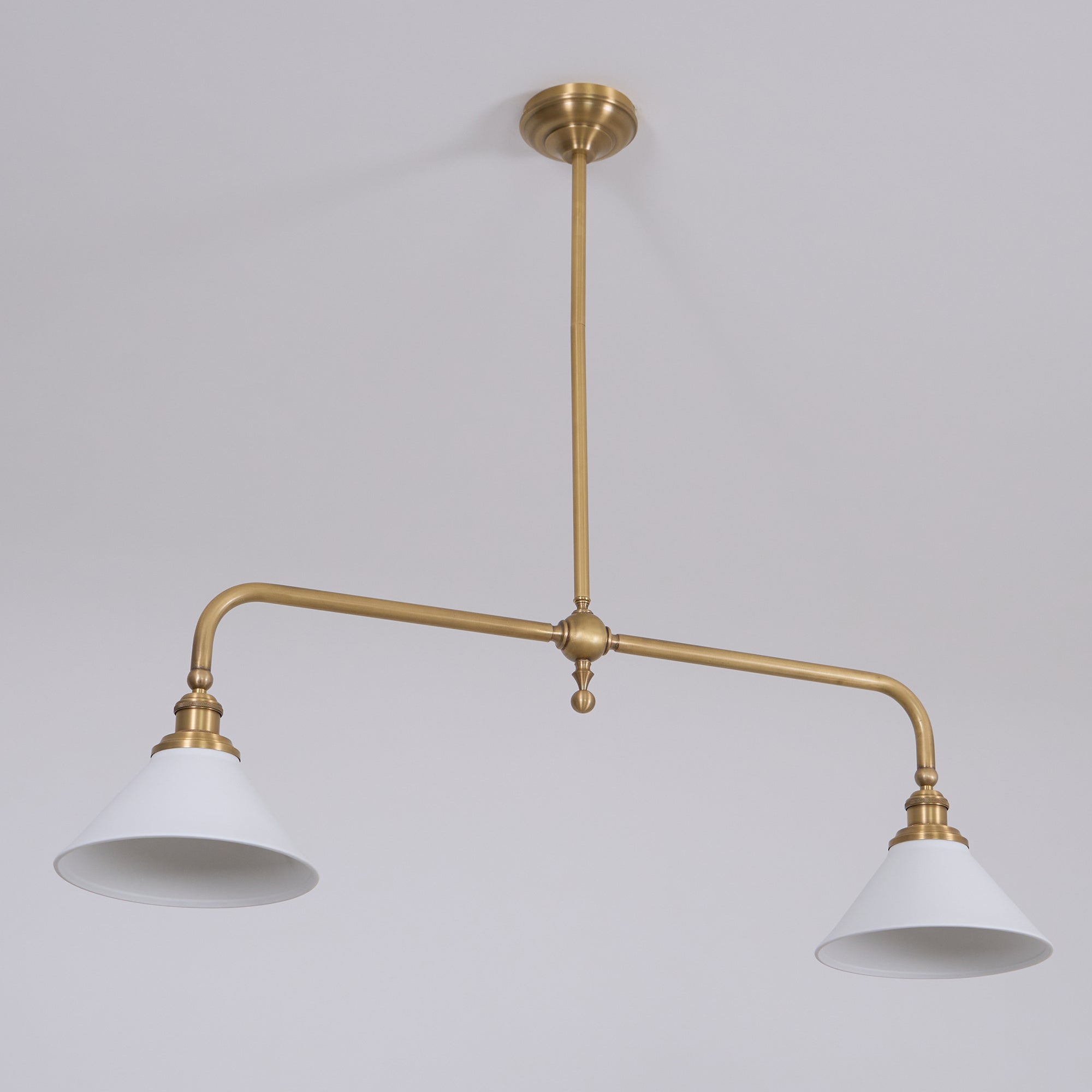 Luxe Design Hanglamp Met Witte Glazen Kappen Voor Eettafel En Keukeneiland In Messing Afwerking | Sansoti