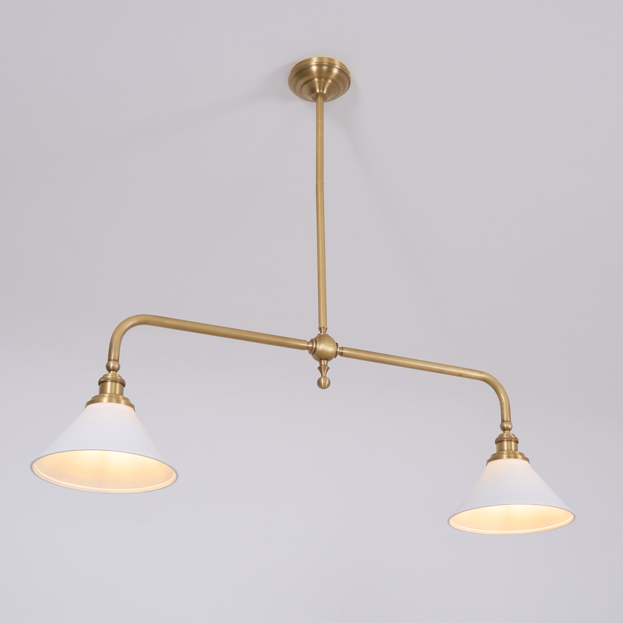 Luxe Design Hanglamp Met Witte Glazen Kappen Voor Eettafel En Keukeneiland In Messing Afwerking | Sansoti