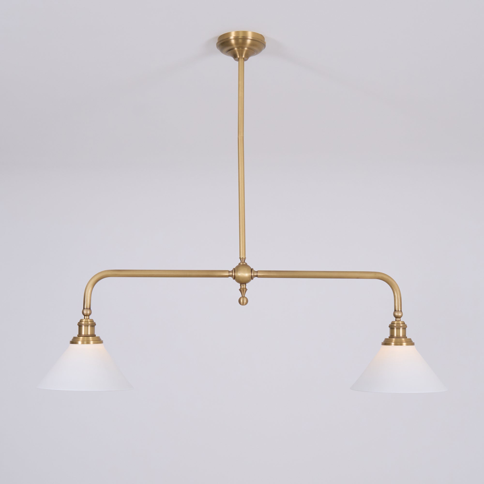 Luxe Design Hanglamp Met Witte Glazen Kappen Voor Eettafel En Keukeneiland In Messing Afwerking | Sansoti