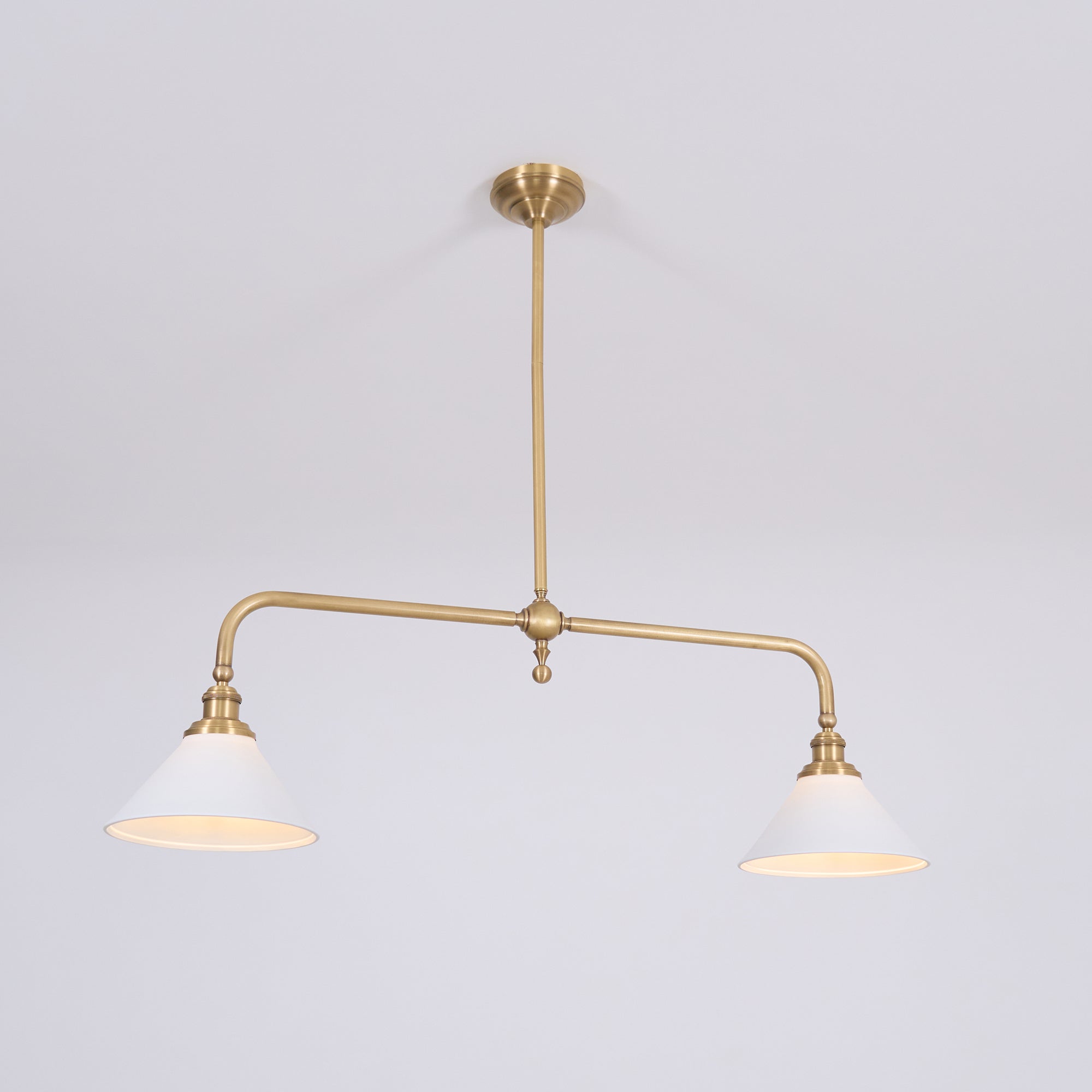 Luxe Design Hanglamp Met Witte Glazen Kappen Voor Eettafel En Keukeneiland In Messing Afwerking | Sansoti