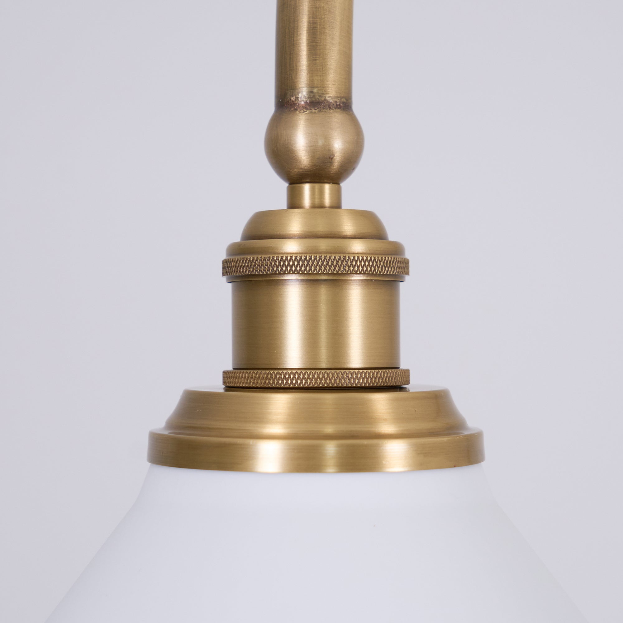Luxe Design Hanglamp Met Witte Glazen Kappen Voor Eettafel En Keukeneiland In Messing Afwerking | Sansoti
