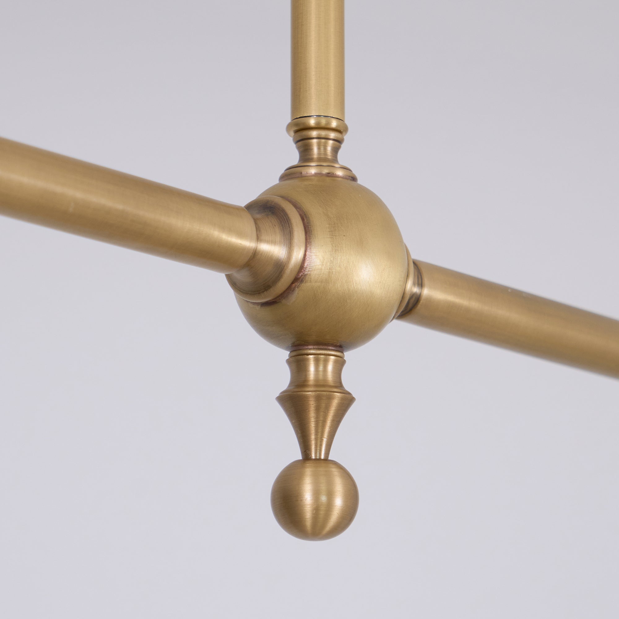 Luxe Design Hanglamp Met Witte Glazen Kappen Voor Eettafel En Keukeneiland In Messing Afwerking | Sansoti