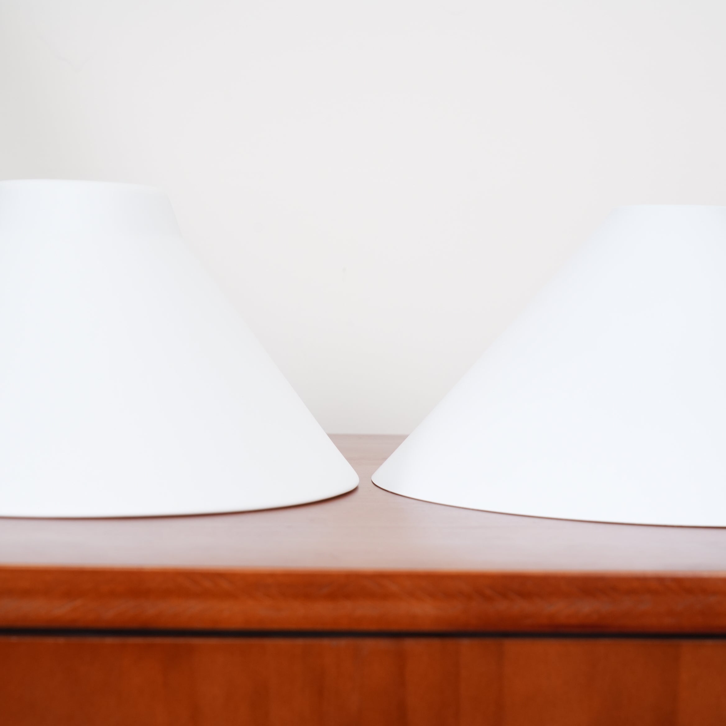 Luxe Design Hanglamp Met Witte Glazen Kappen Voor Eettafel En Keukeneiland In Messing Afwerking | Sansoti