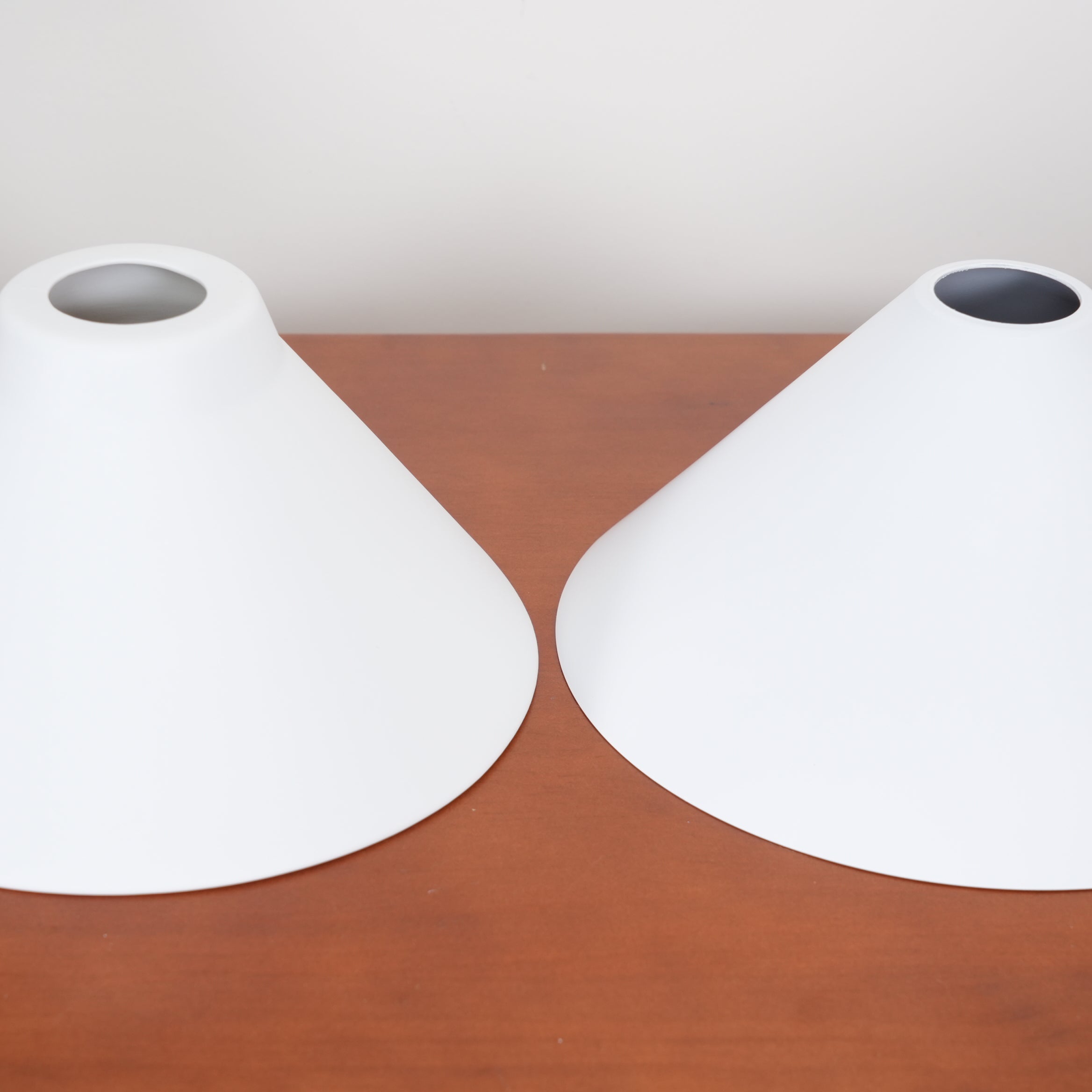 Luxe Design Hanglamp Met Witte Glazen Kappen Voor Eettafel En Keukeneiland In Messing Afwerking | Sansoti