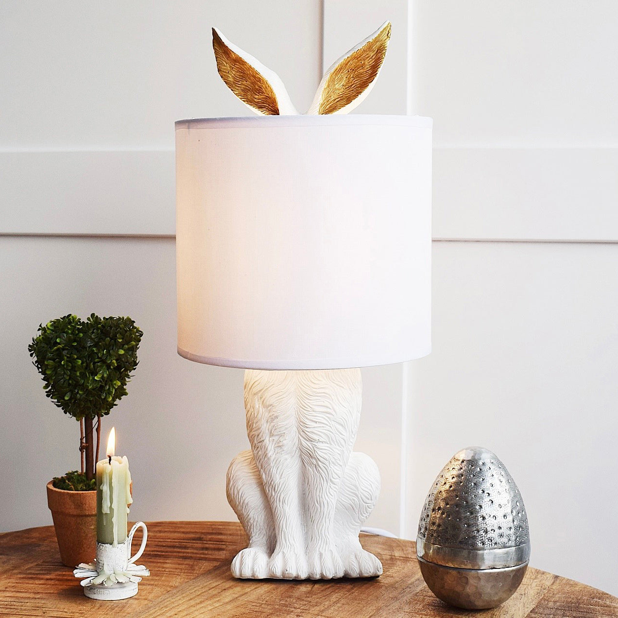 Hazenbeeldje Tafellamp met Stoffen Kap | Modern Design | Kunsthars | Charmante Decoratieve Verlichting | Sansoti