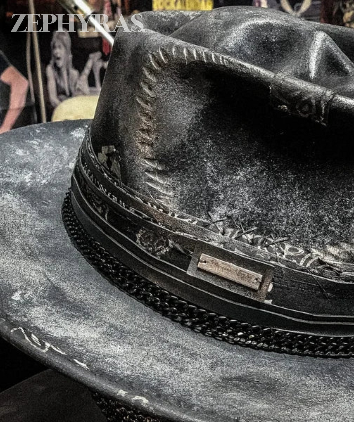 Vilten hoed met schedelmotief zwart handgemaakt festivalaccessoire rock gothic stijl uniek opvallend design | Sansoti