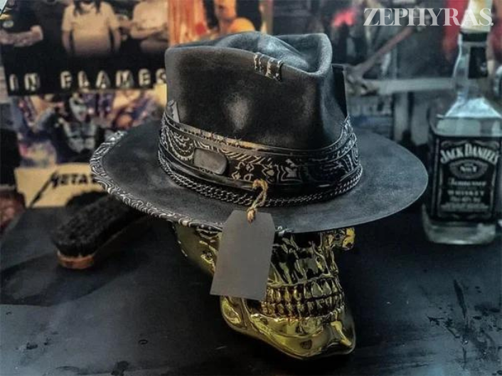 Vilten hoed met schedelmotief zwart handgemaakt festivalaccessoire rock gothic stijl uniek opvallend design | Sansoti