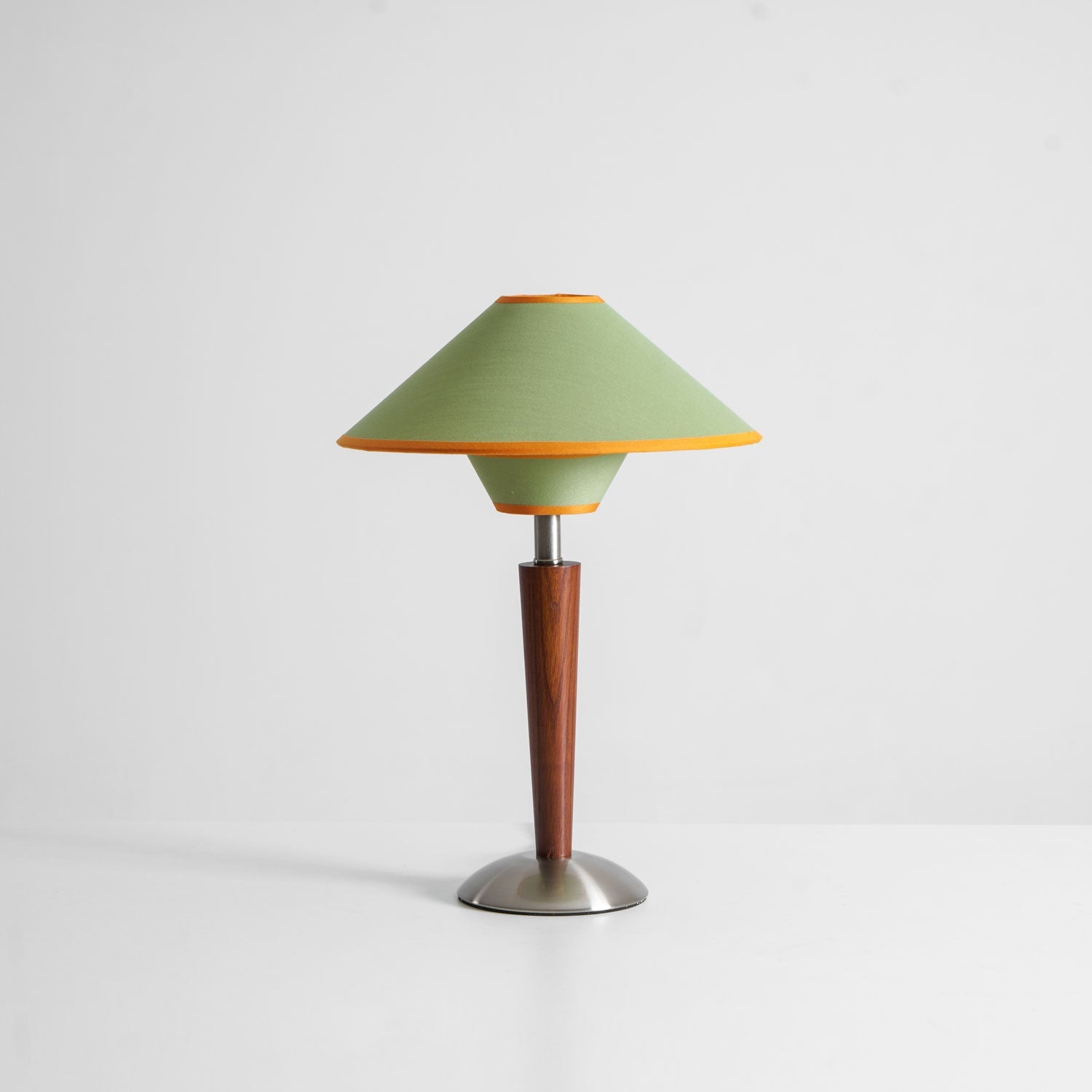 Houten Tafellamp met Stoffen Kap – Walnoot of Nikkel – Warm Modern Design – E26/E27 – Plug-in met Schakelaar | Sansoti