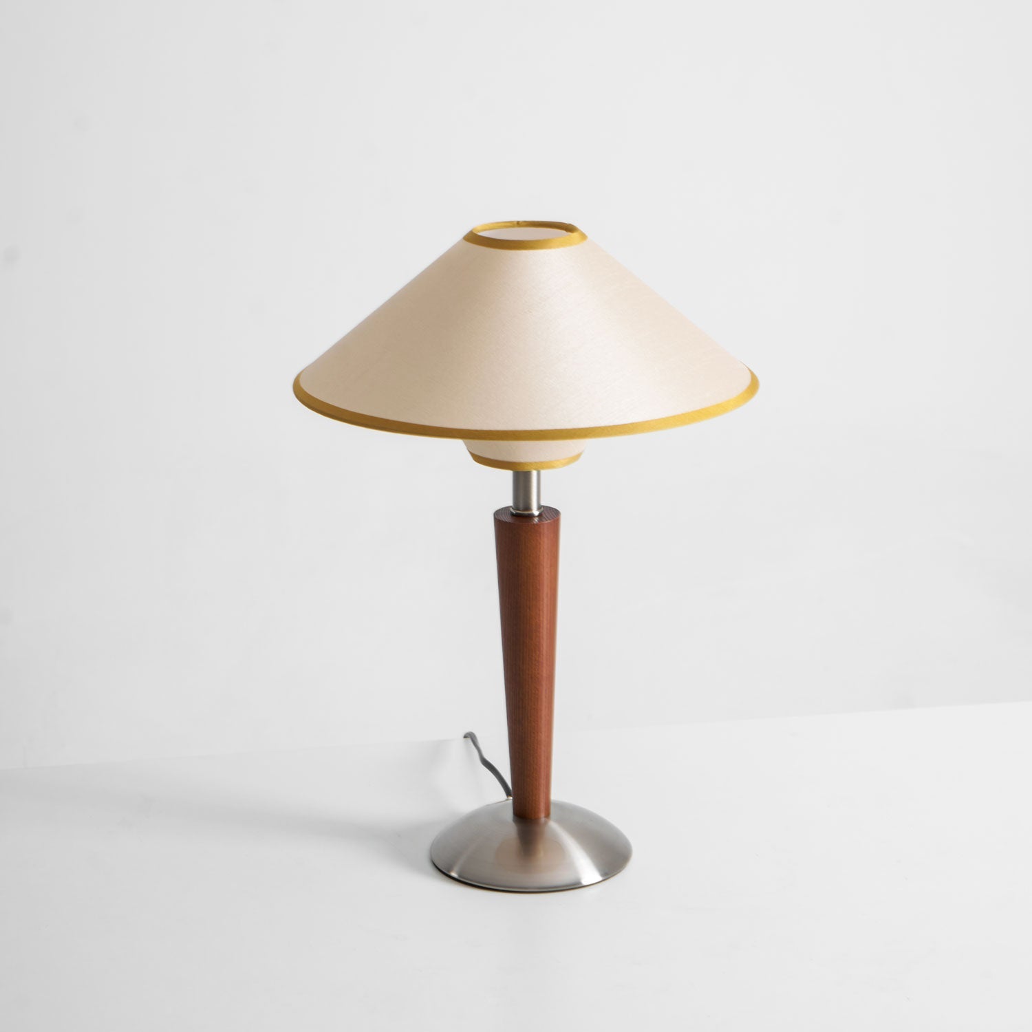 Houten Tafellamp met Stoffen Kap – Walnoot of Nikkel – Warm Modern Design – E26/E27 – Plug-in met Schakelaar | Sansoti