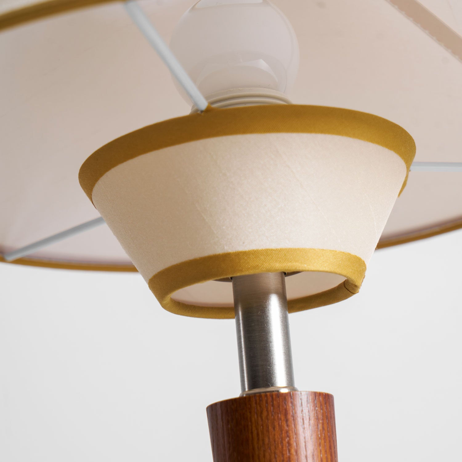 Houten Tafellamp met Stoffen Kap – Walnoot of Nikkel – Warm Modern Design – E26/E27 – Plug-in met Schakelaar | Sansoti