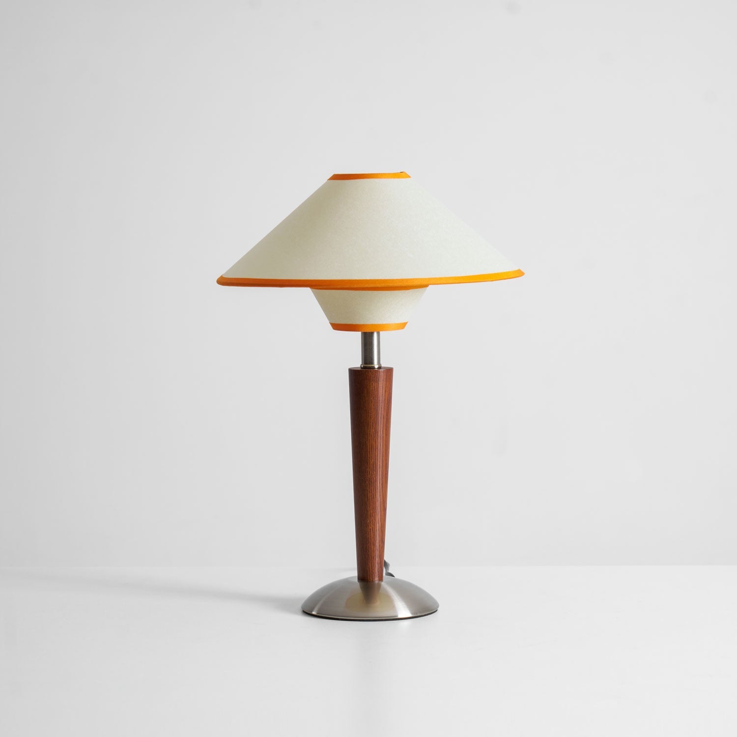 Houten Tafellamp met Stoffen Kap – Walnoot of Nikkel – Warm Modern Design – E26/E27 – Plug-in met Schakelaar | Sansoti