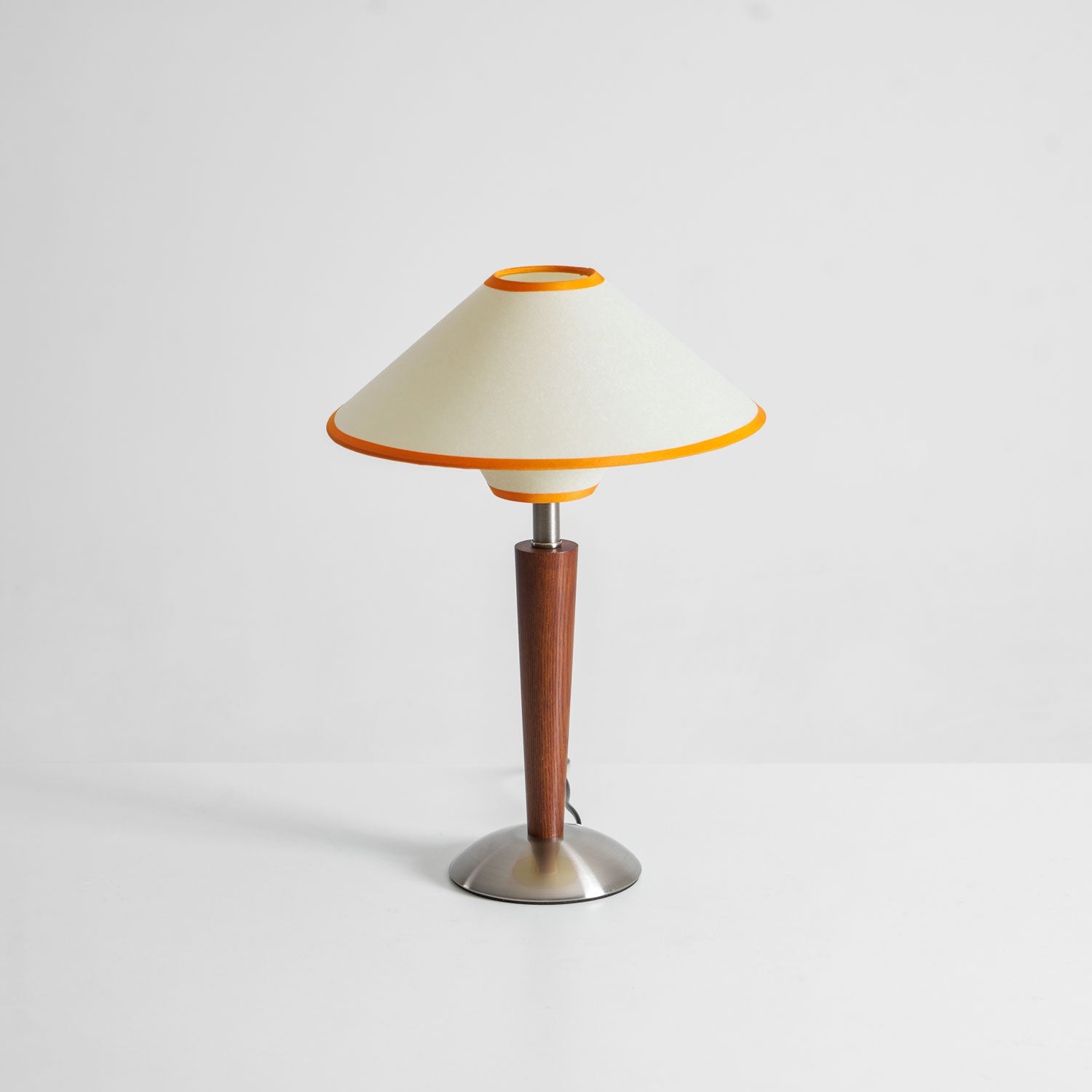 Houten Tafellamp met Stoffen Kap – Walnoot of Nikkel – Warm Modern Design – E26/E27 – Plug-in met Schakelaar | Sansoti
