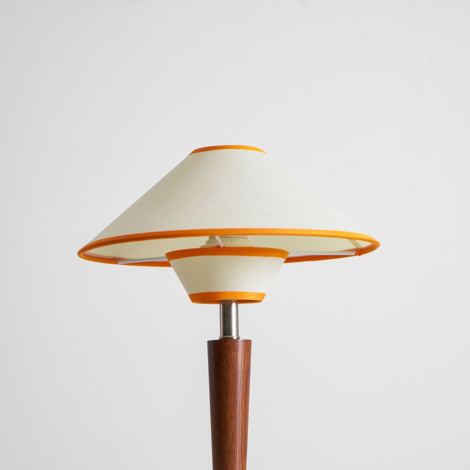 Houten Tafellamp met Stoffen Kap – Walnoot of Nikkel – Warm Modern Design – E26/E27 – Plug-in met Schakelaar | Sansoti
