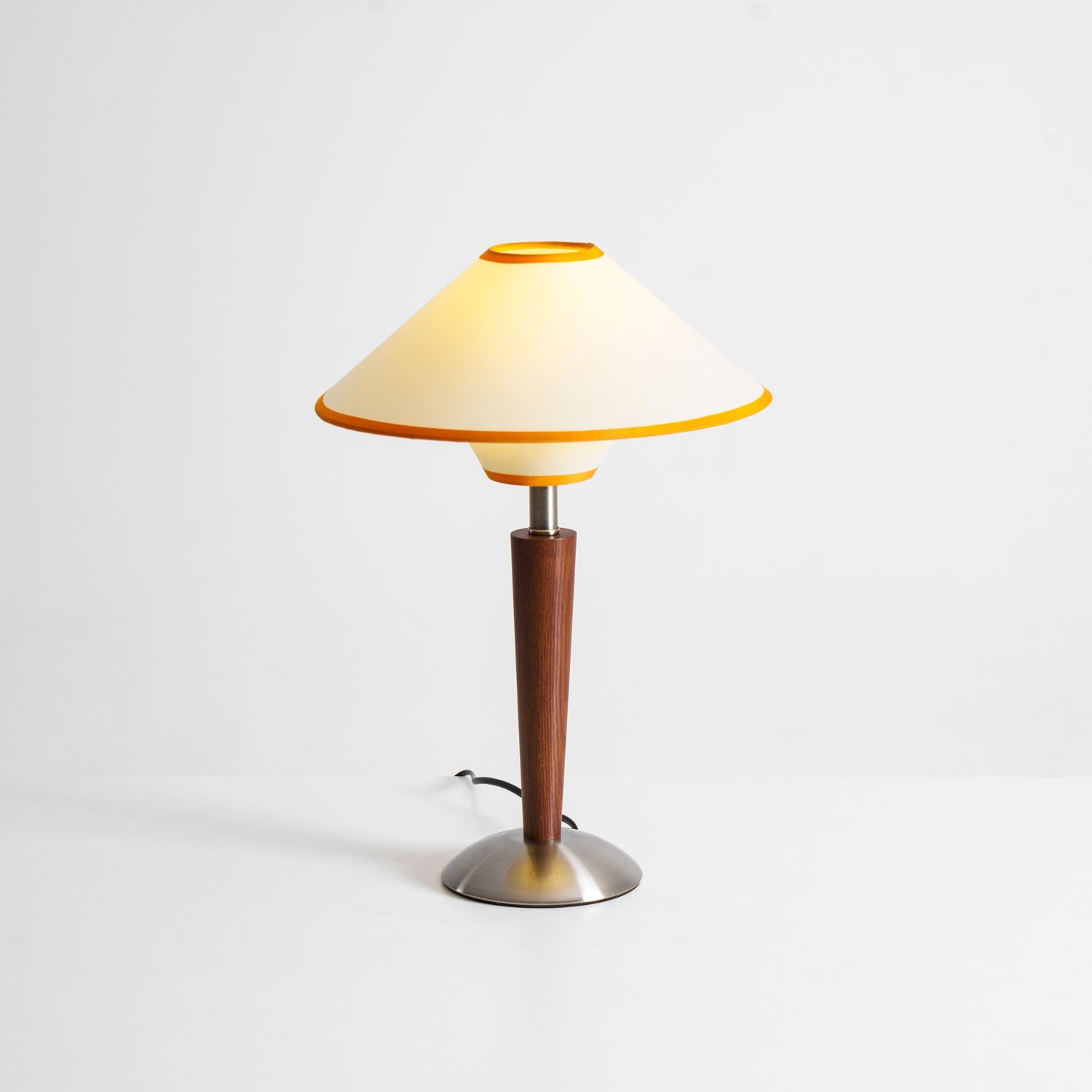 Houten Tafellamp met Stoffen Kap – Walnoot of Nikkel – Warm Modern Design – E26/E27 – Plug-in met Schakelaar | Sansoti