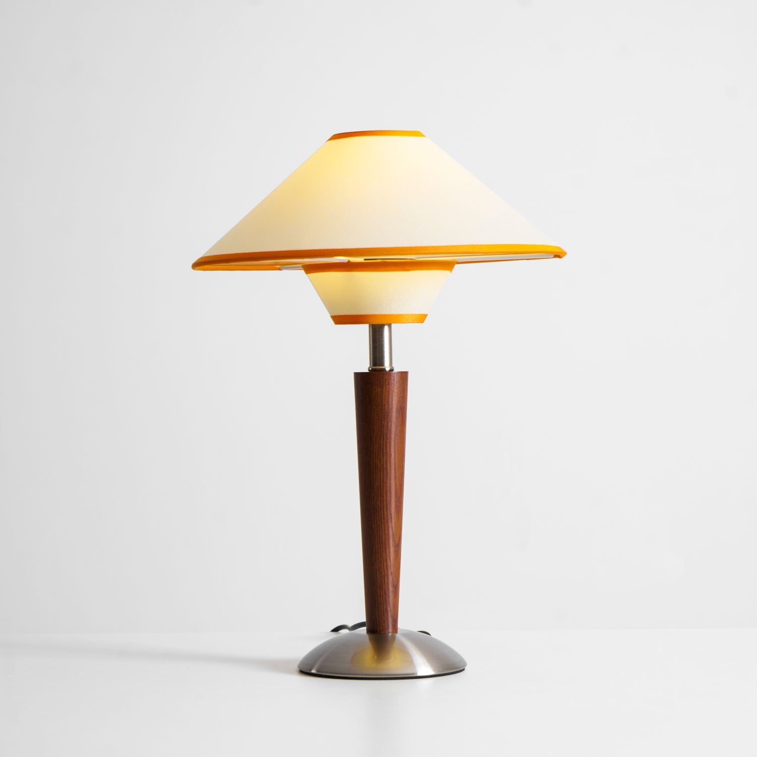 Houten Tafellamp met Stoffen Kap – Walnoot of Nikkel – Warm Modern Design – E26/E27 – Plug-in met Schakelaar | Sansoti