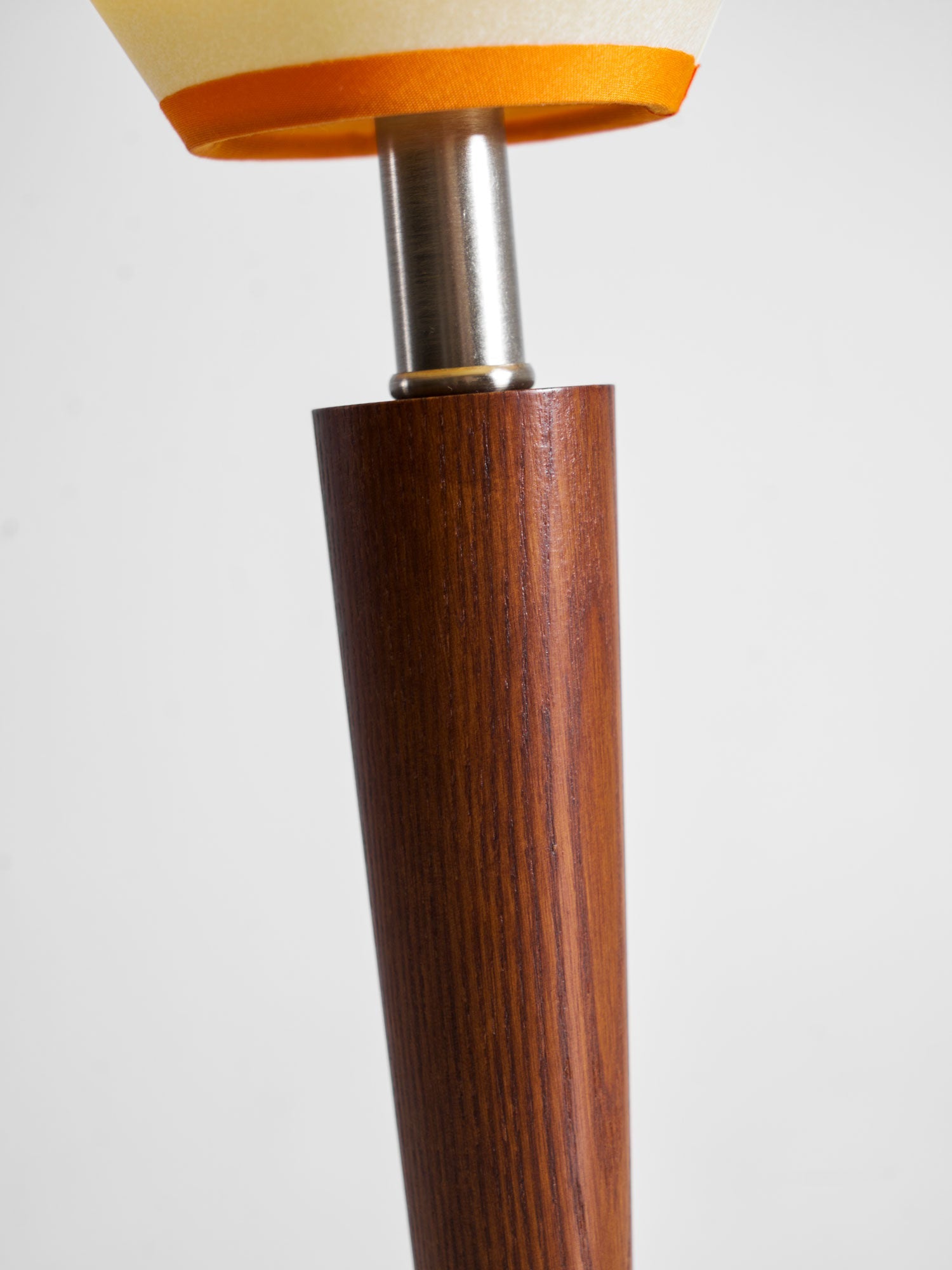 Houten Tafellamp met Stoffen Kap – Walnoot of Nikkel – Warm Modern Design – E26/E27 – Plug-in met Schakelaar | Sansoti