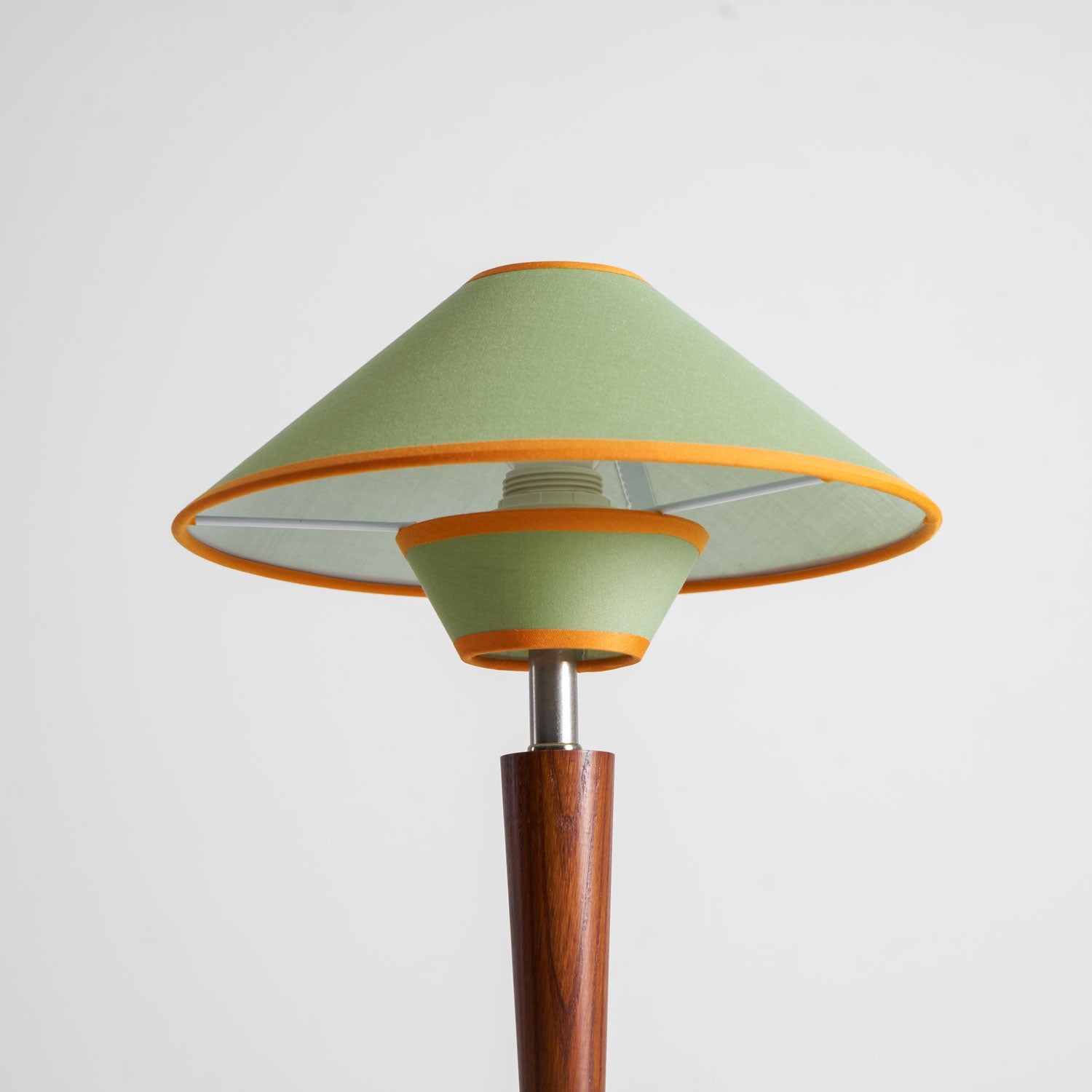 Houten Tafellamp met Stoffen Kap – Walnoot of Nikkel – Warm Modern Design – E26/E27 – Plug-in met Schakelaar | Sansoti