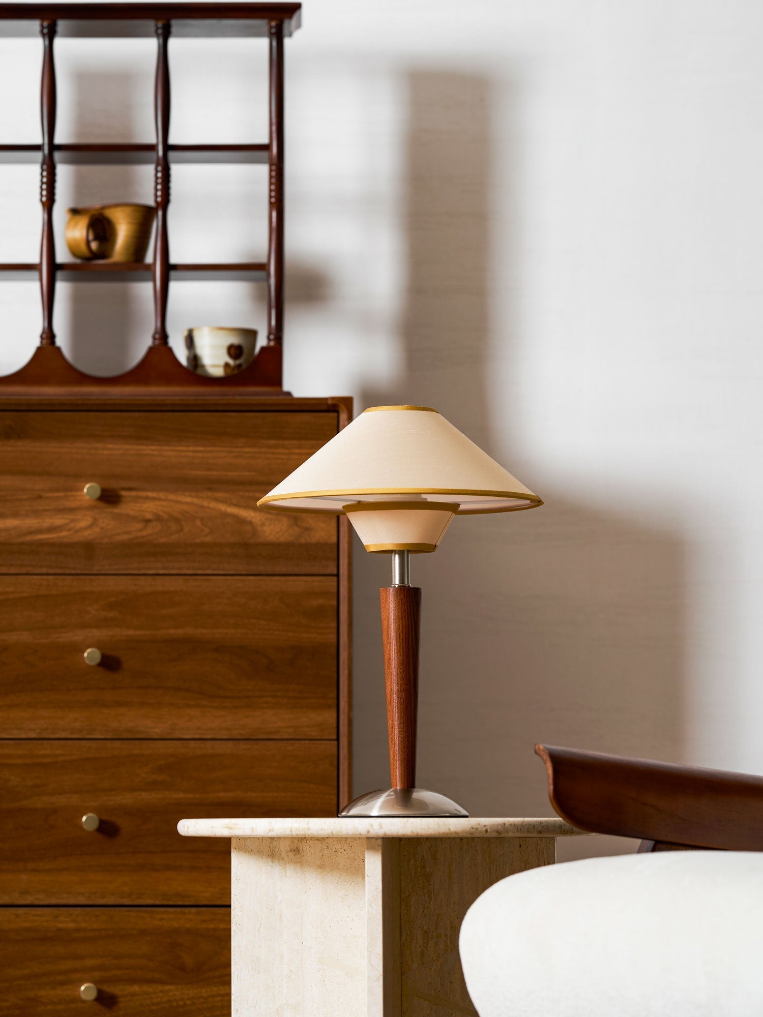 Houten Tafellamp met Stoffen Kap – Walnoot of Nikkel – Warm Modern Design – E26/E27 – Plug-in met Schakelaar | Sansoti