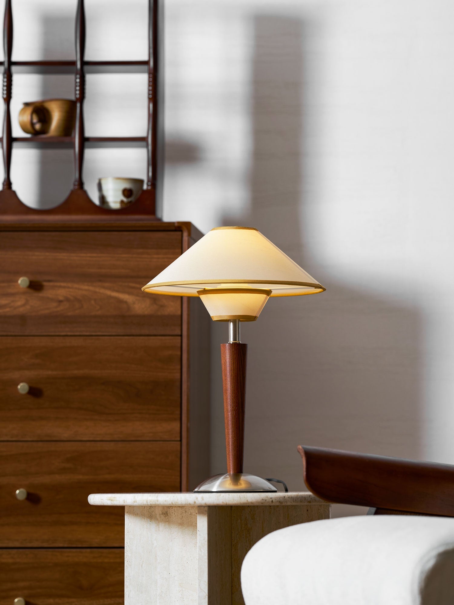 Houten Tafellamp met Stoffen Kap – Walnoot of Nikkel – Warm Modern Design – E26/E27 – Plug-in met Schakelaar | Sansoti