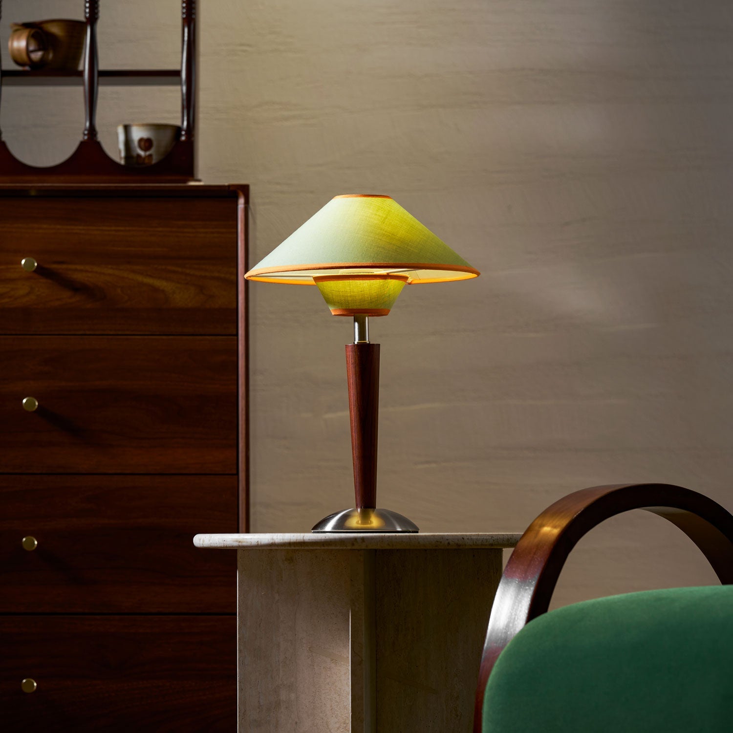 Houten Tafellamp met Stoffen Kap – Walnoot of Nikkel – Warm Modern Design – E26/E27 – Plug-in met Schakelaar | Sansoti