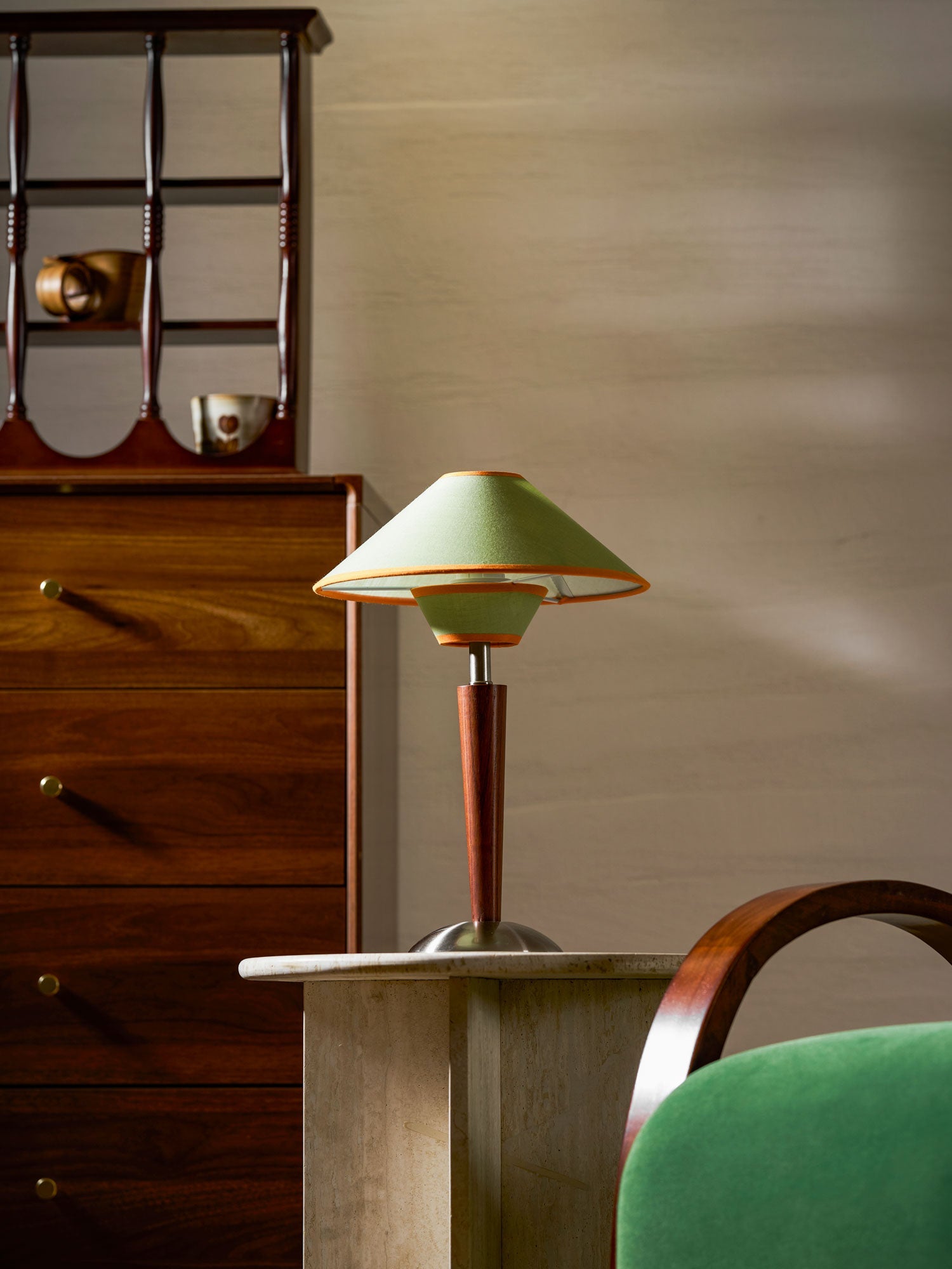 Houten Tafellamp met Stoffen Kap – Walnoot of Nikkel – Warm Modern Design – E26/E27 – Plug-in met Schakelaar | Sansoti