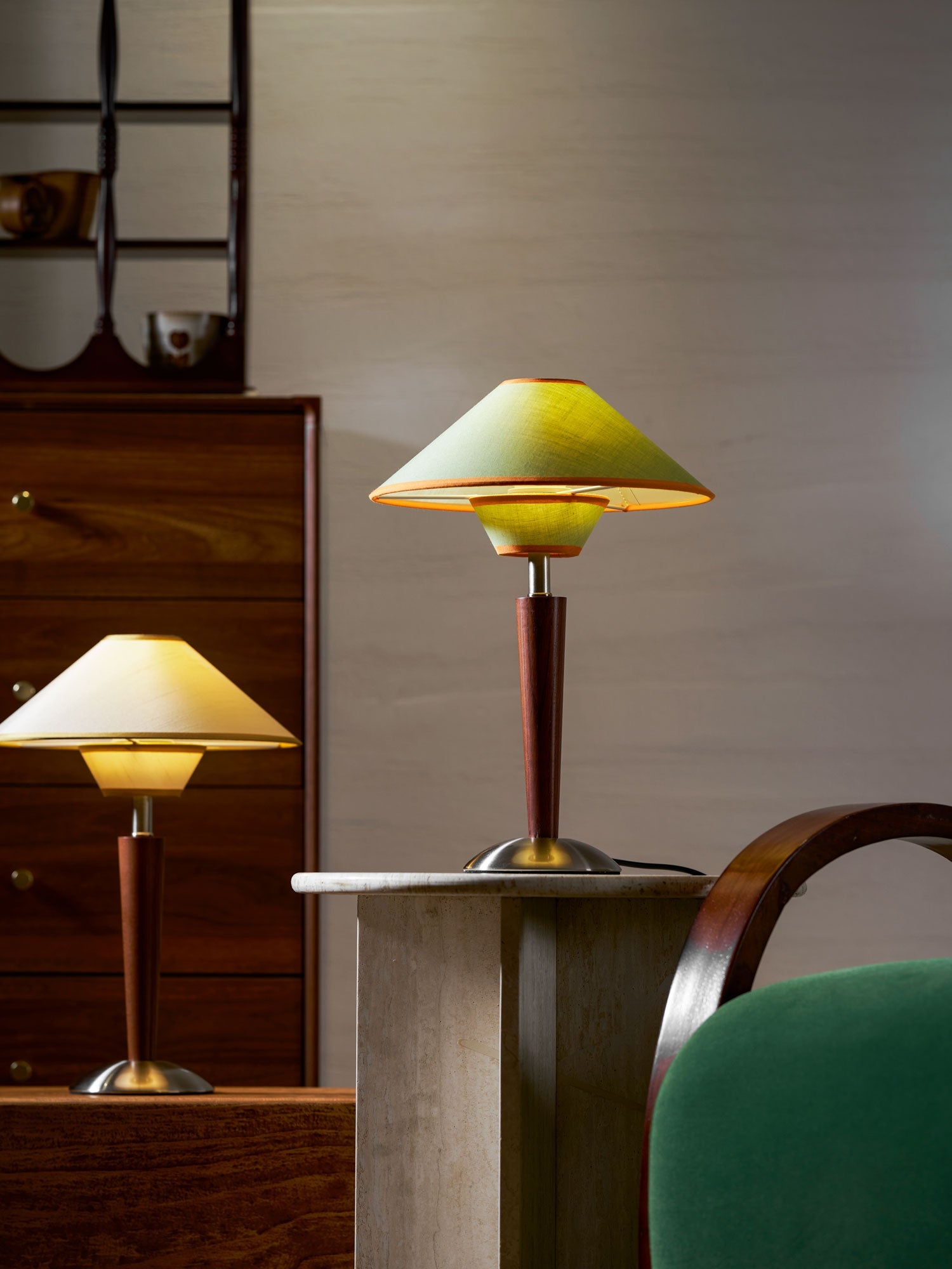Houten Tafellamp met Stoffen Kap – Walnoot of Nikkel – Warm Modern Design – E26/E27 – Plug-in met Schakelaar | Sansoti