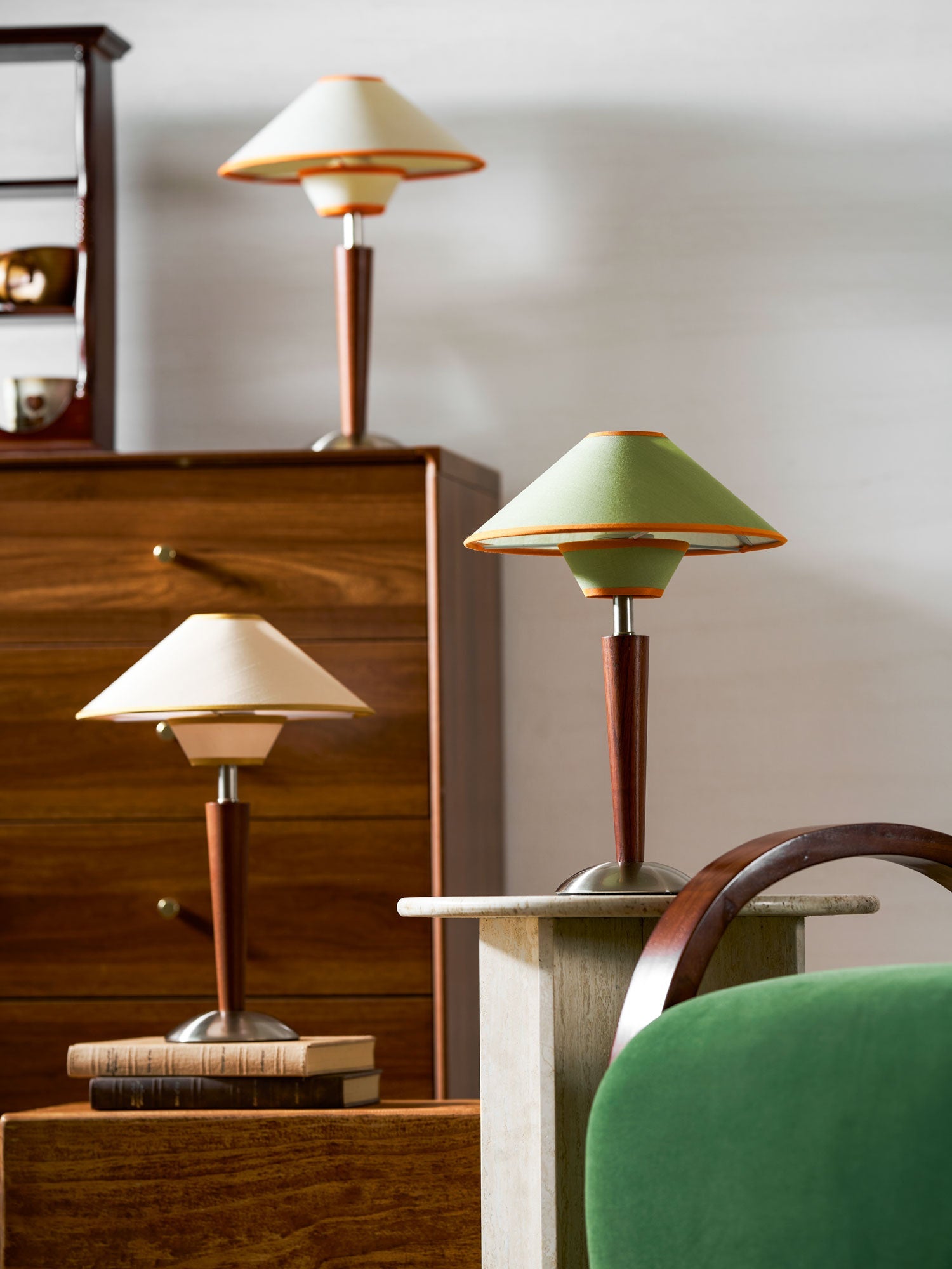 Houten Tafellamp met Stoffen Kap – Walnoot of Nikkel – Warm Modern Design – E26/E27 – Plug-in met Schakelaar | Sansoti