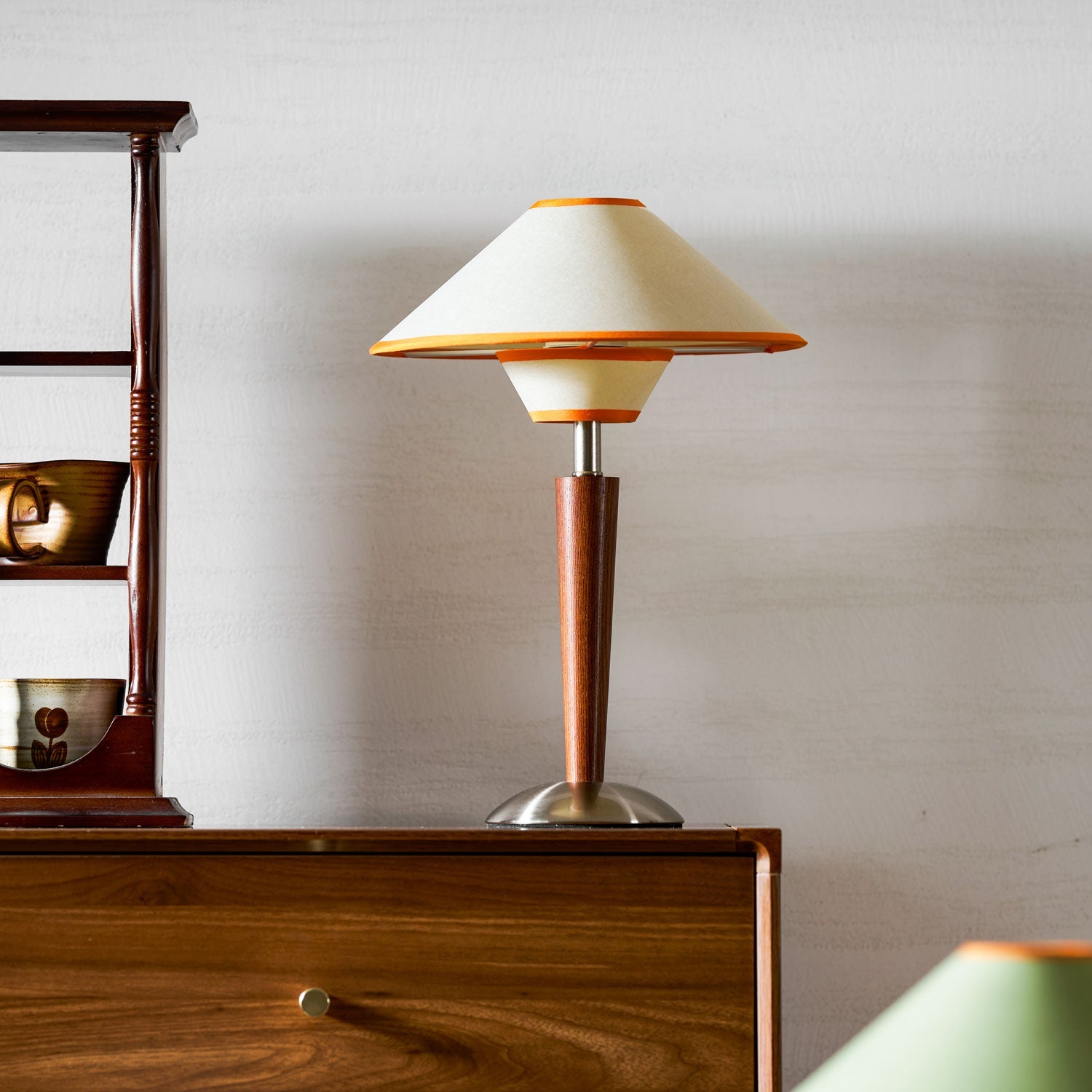 Houten Tafellamp met Stoffen Kap – Walnoot of Nikkel – Warm Modern Design – E26/E27 – Plug-in met Schakelaar | Sansoti