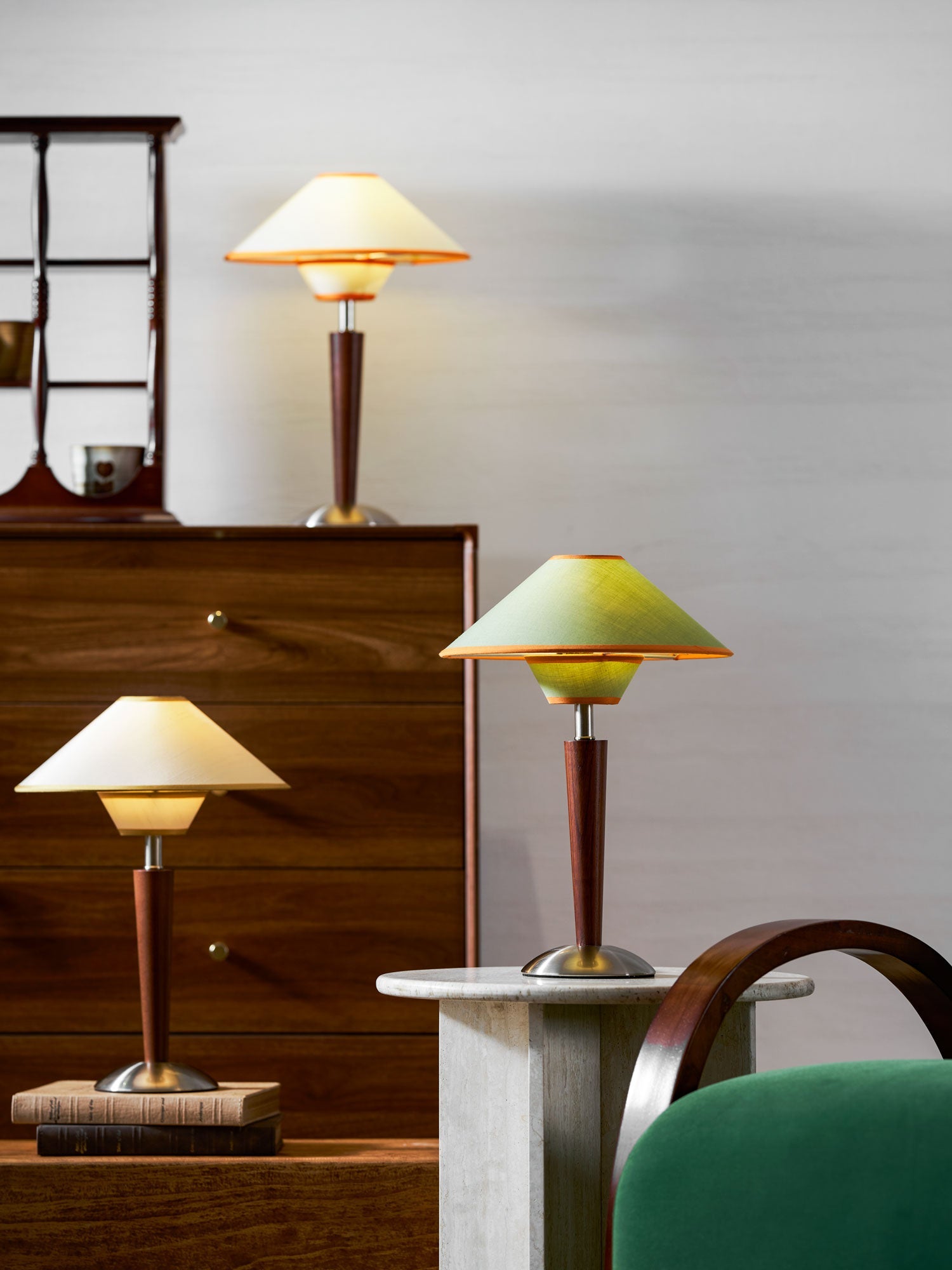 Houten Tafellamp met Stoffen Kap – Walnoot of Nikkel – Warm Modern Design – E26/E27 – Plug-in met Schakelaar | Sansoti