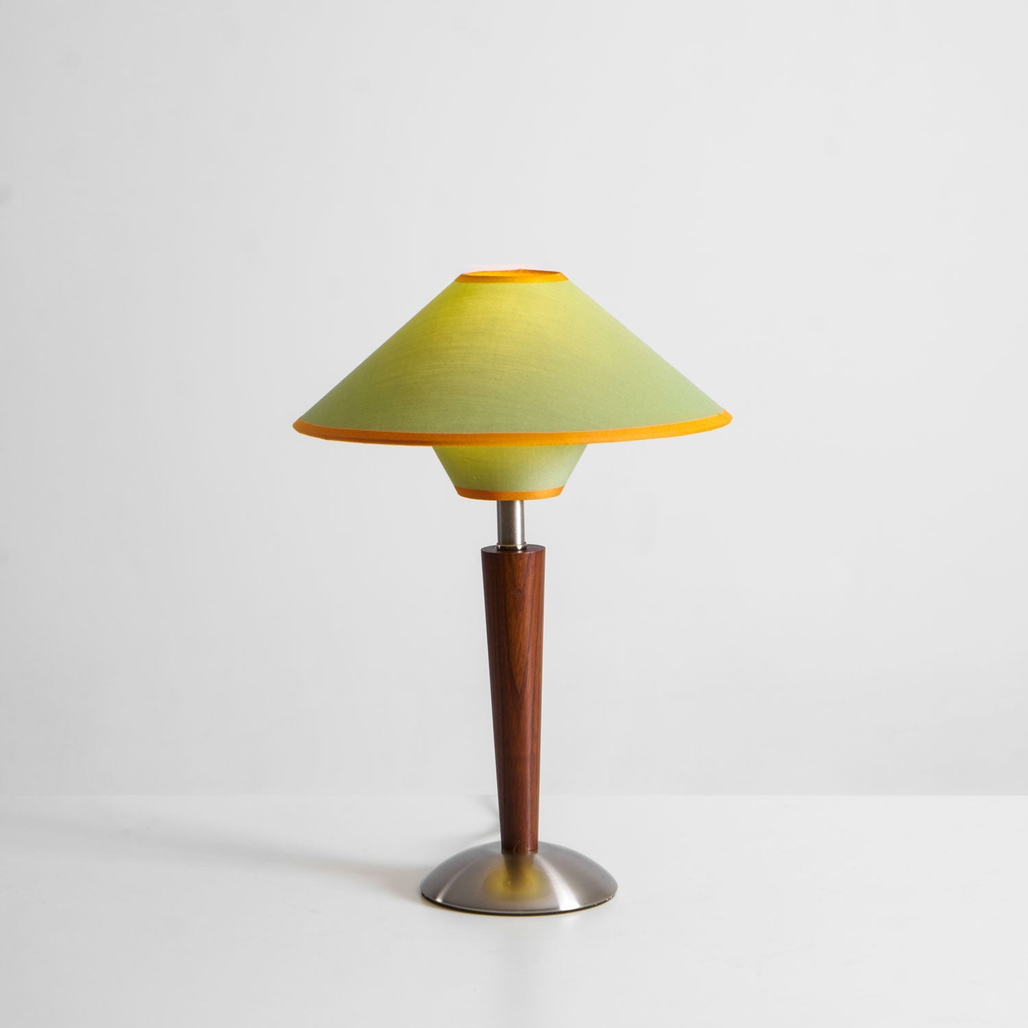 Houten Tafellamp met Stoffen Kap – Walnoot of Nikkel – Warm Modern Design – E26/E27 – Plug-in met Schakelaar | Sansoti