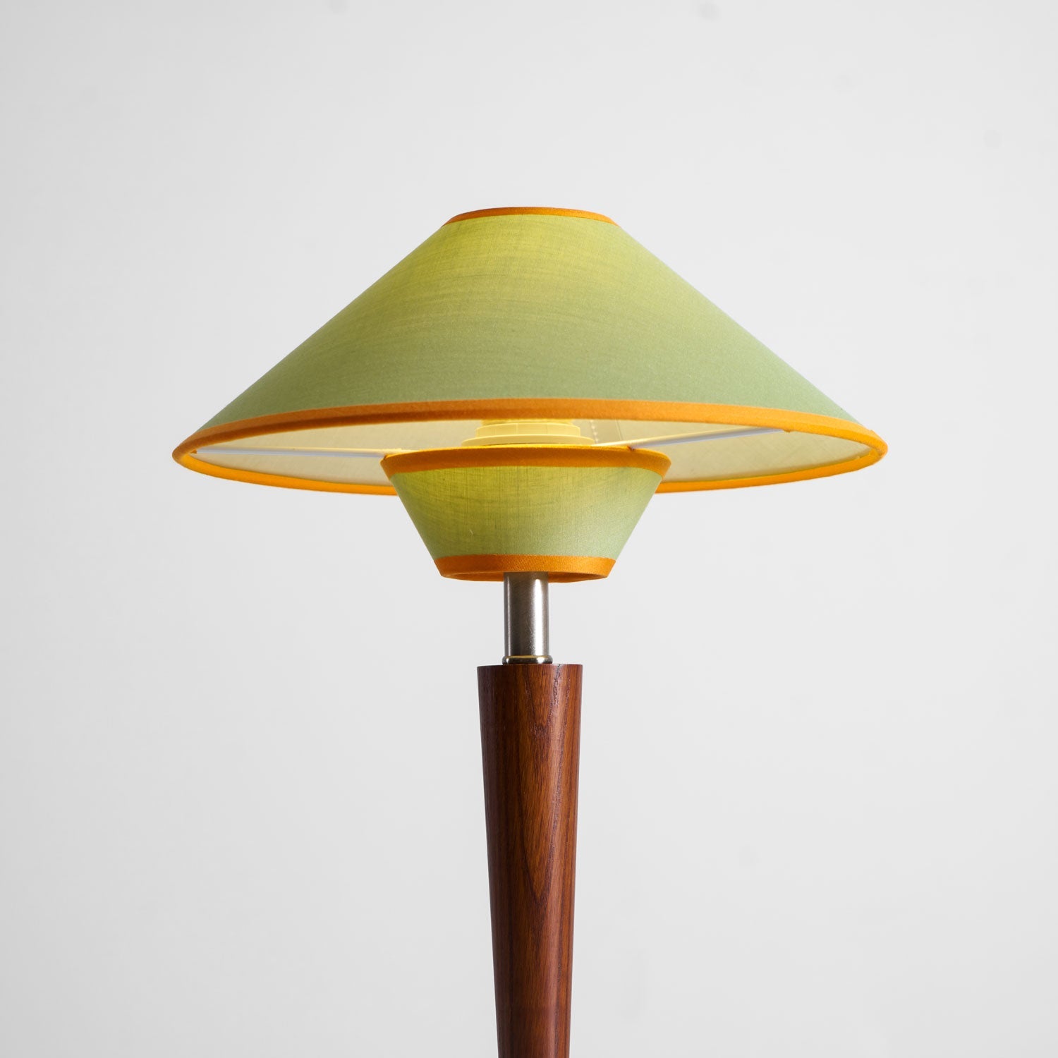 Houten Tafellamp met Stoffen Kap – Walnoot of Nikkel – Warm Modern Design – E26/E27 – Plug-in met Schakelaar | Sansoti