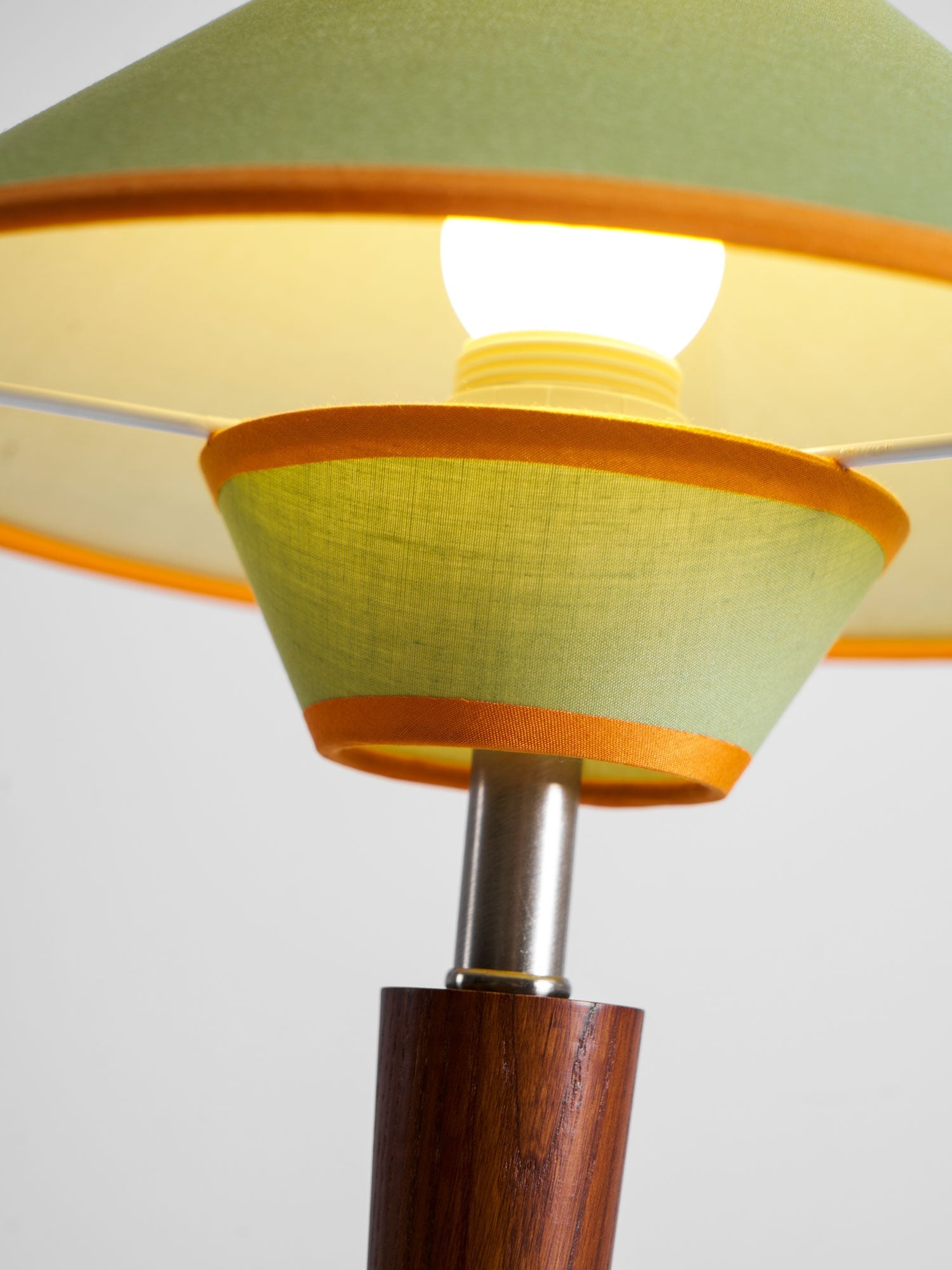 Houten Tafellamp met Stoffen Kap – Walnoot of Nikkel – Warm Modern Design – E26/E27 – Plug-in met Schakelaar | Sansoti