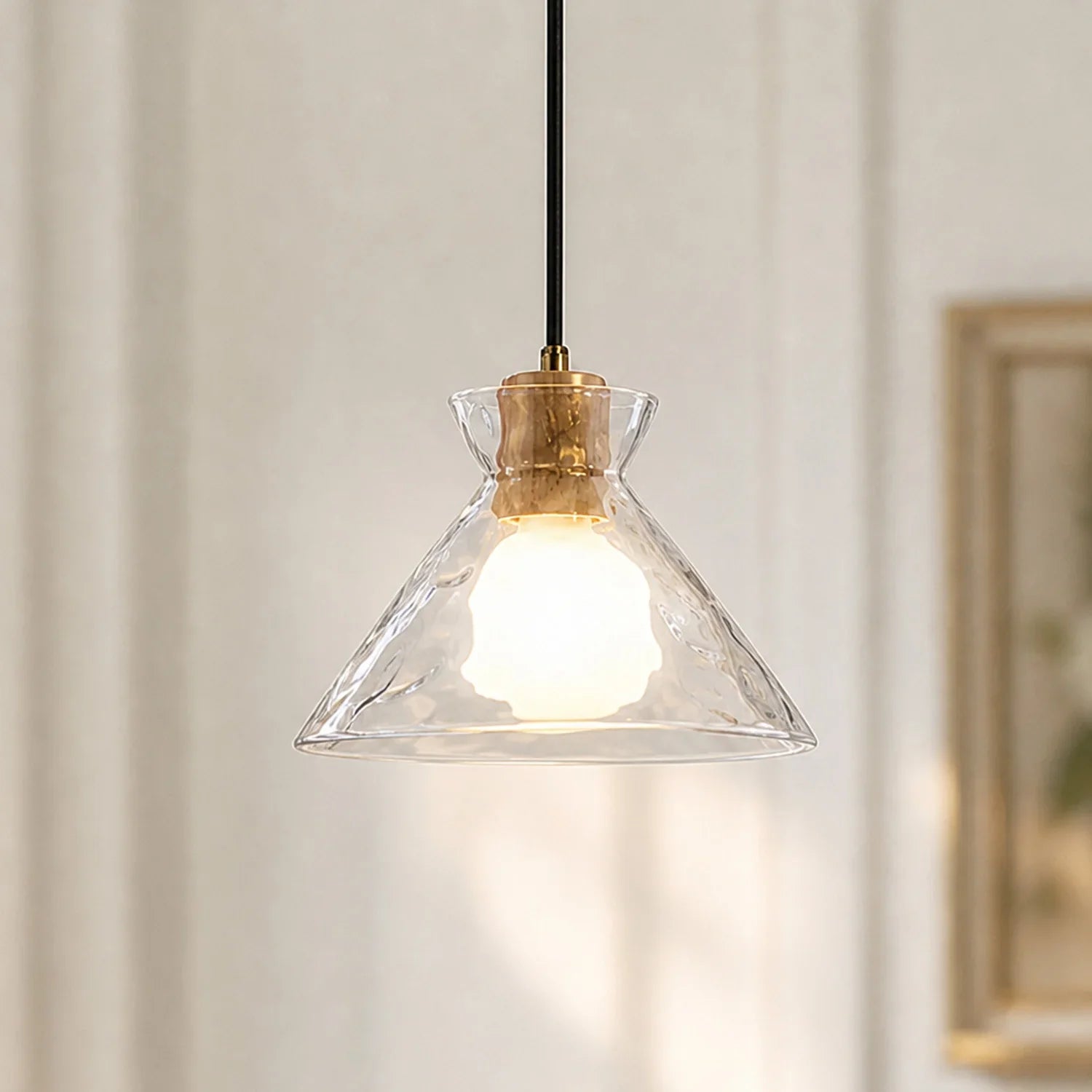 Glazen Hanglamp met Geslepen Koepel en Houten Accenten – Rustieke Eethoekverlichting | Sansoti
