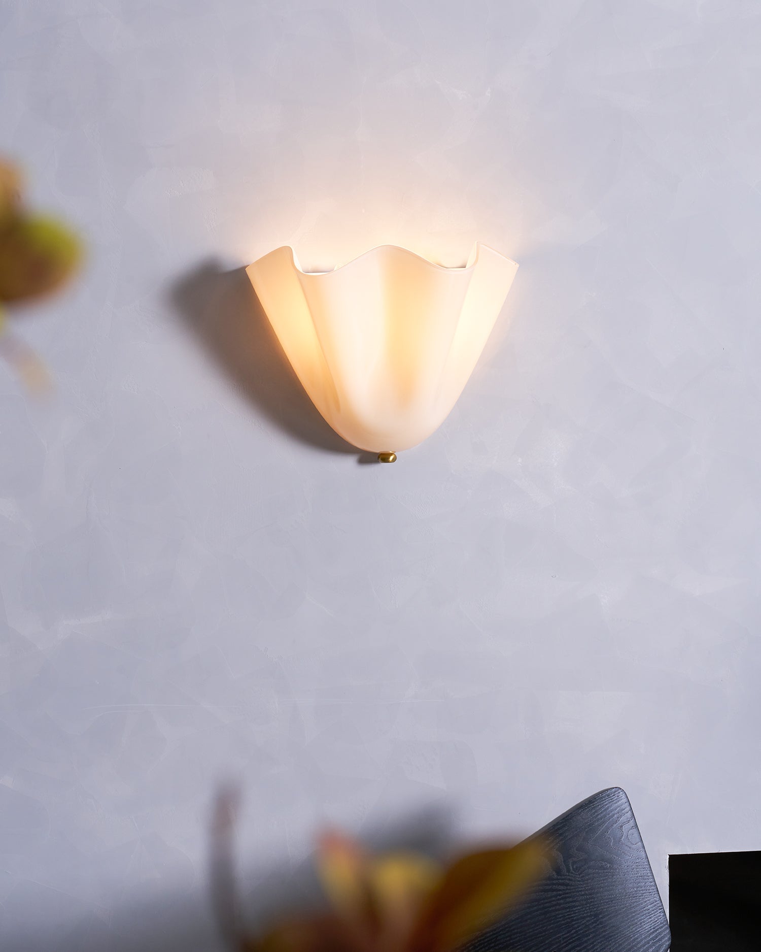 Petalia Wandlamp — Sculptural Petal-Geïnspireerde Glazen Wandverlichting met G9 Fitting en Hardwired Installatie (28 × 25 × 13 cm) | Sansoti