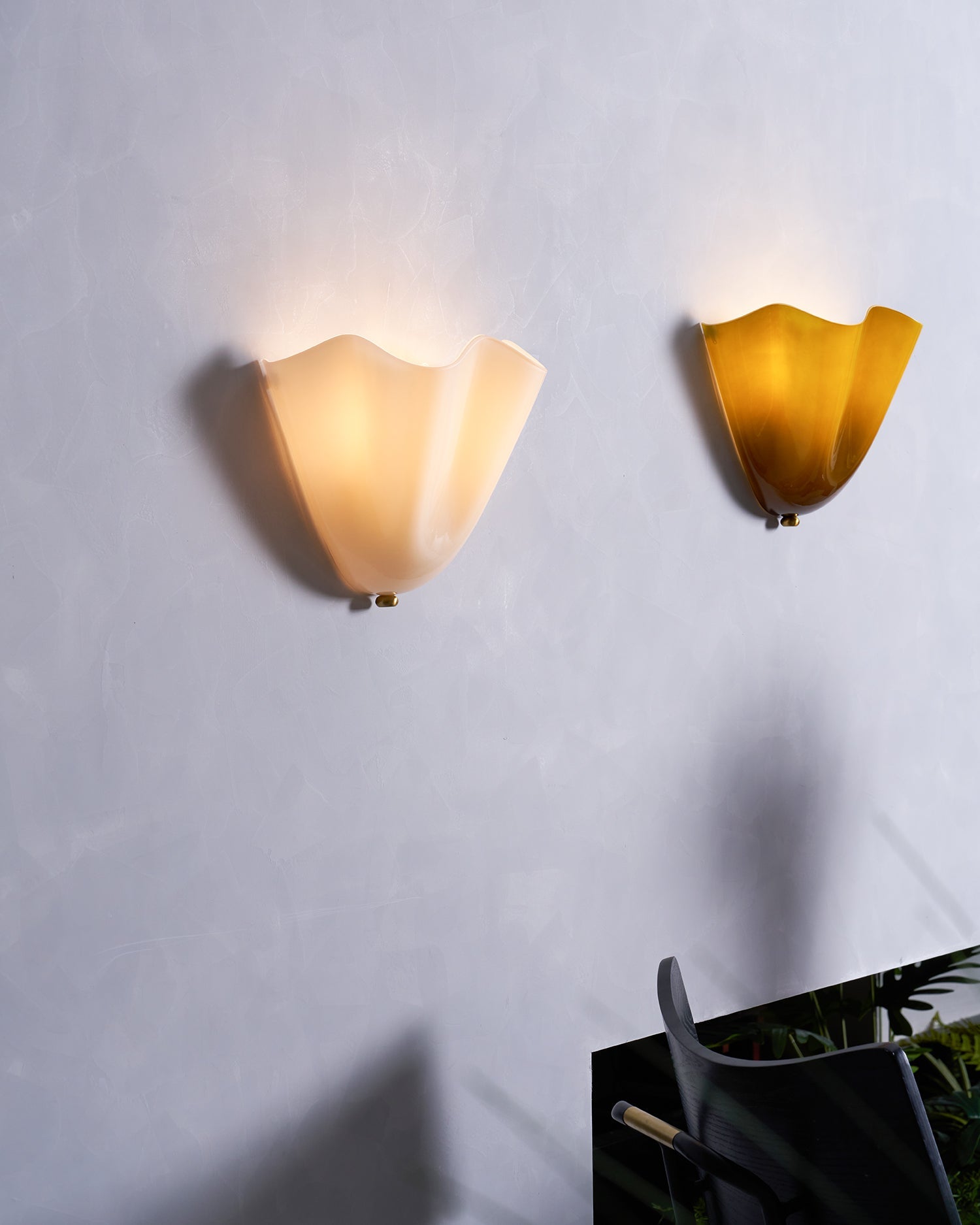 Petalia Wandlamp — Sculptural Petal-Geïnspireerde Glazen Wandverlichting met G9 Fitting en Hardwired Installatie (28 × 25 × 13 cm) | Sansoti