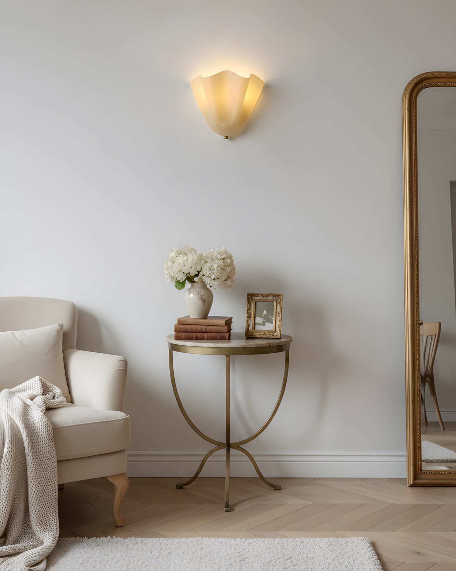 Design Wandleuchte aus mundgeblasenem Glas – Skulpturale Wandbeleuchtung für modernes Interieur