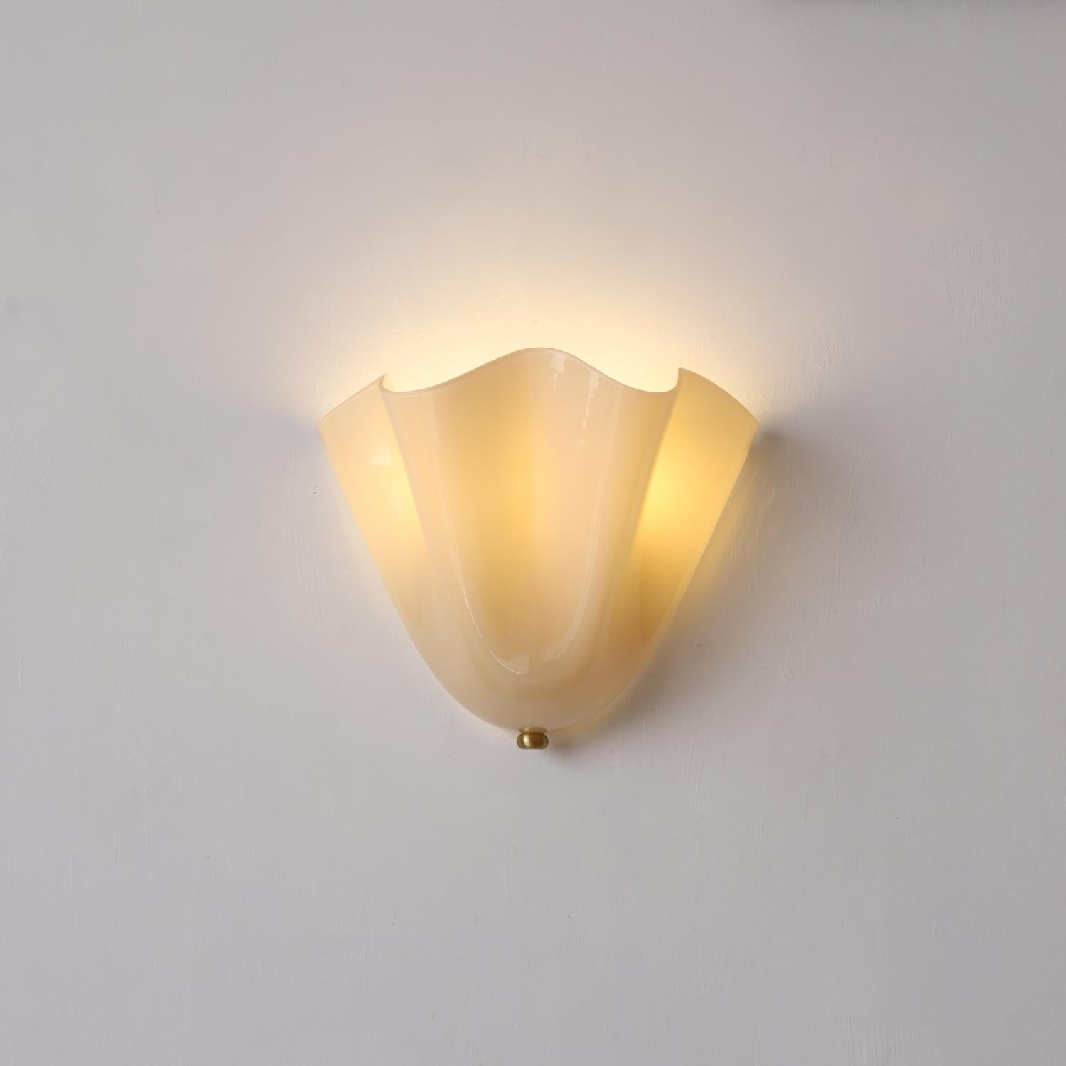 Design Wandleuchte aus mundgeblasenem Glas – Skulpturale Wandbeleuchtung für modernes Interieur