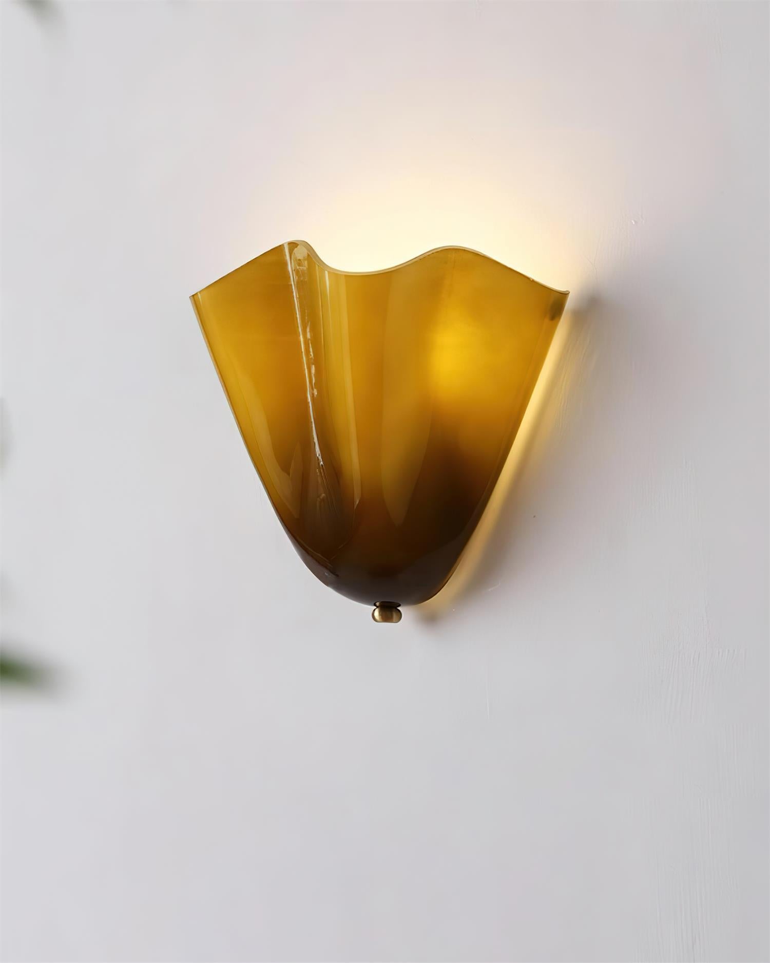 Design Wandleuchte aus mundgeblasenem Glas – Skulpturale Wandbeleuchtung für modernes Interieur